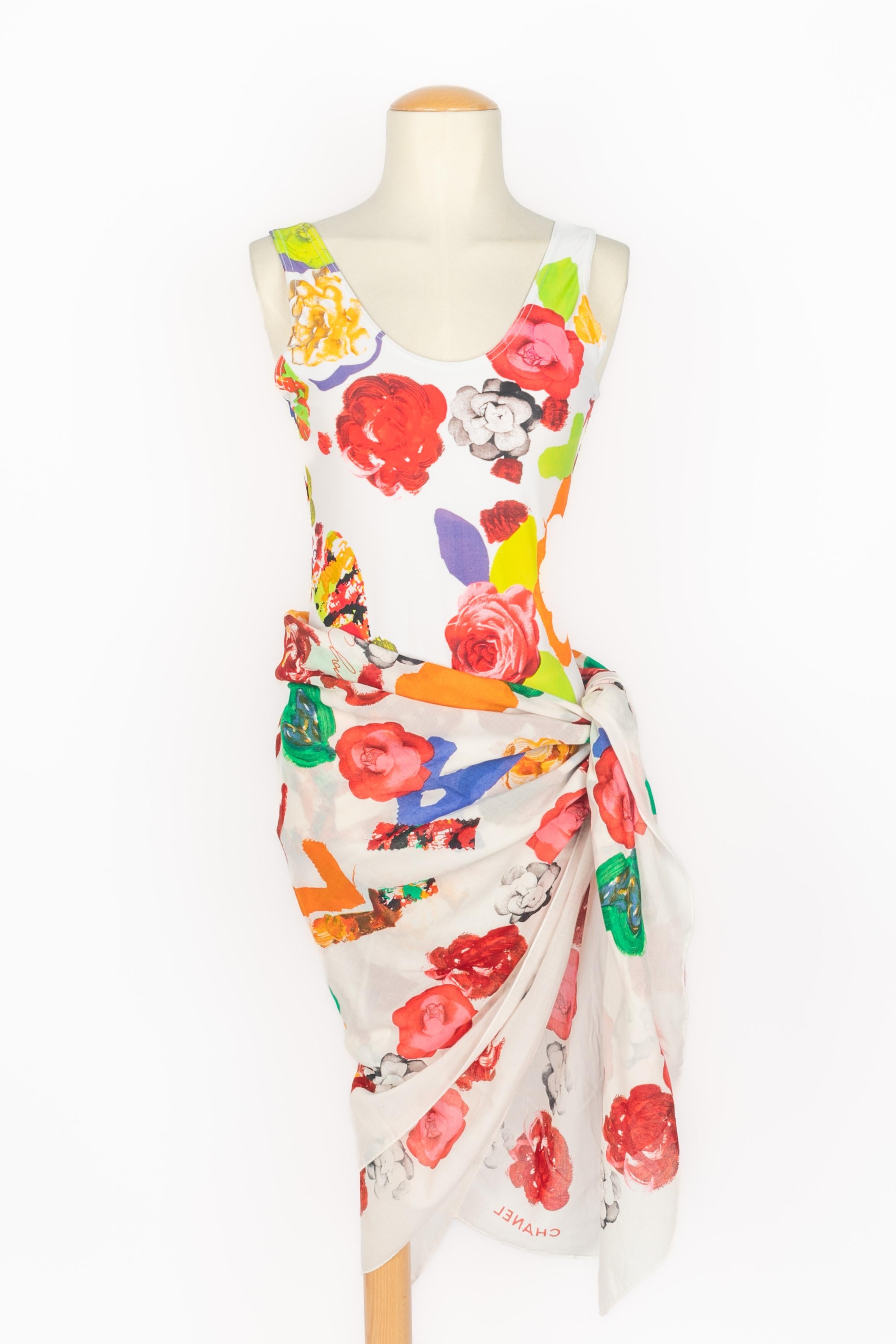 CHANEL - (Fabricado en Francia) Conjunto compuesto por un bañador blanco con camelias y un pareo a juego. Se indica la talla 42FR, pero queda mejor una 40FR. Primavera verano 1992

Estado:
Muy buen estado

Dimensiones:
Bañador: Poitrine : 39 cm -