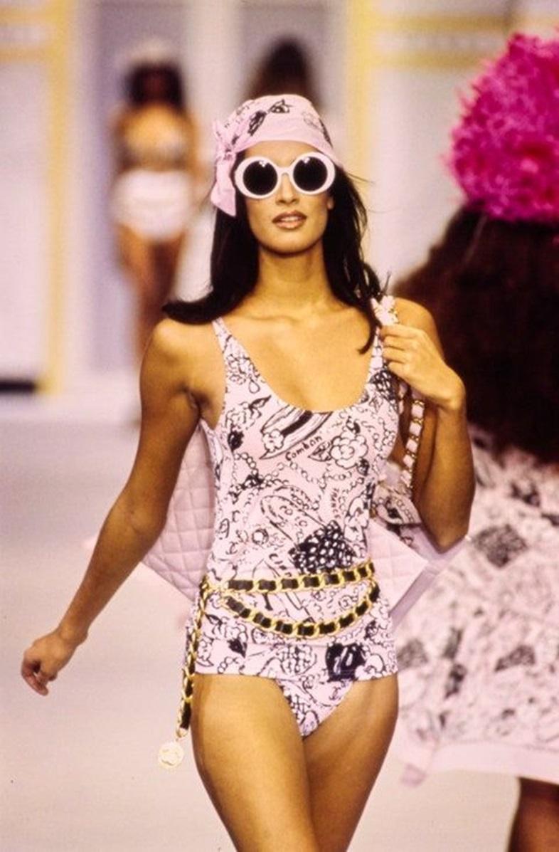 Ensemble de bains Chanel, bas Bikini et abat-jour Foulard, 1993-1994 en vente 8