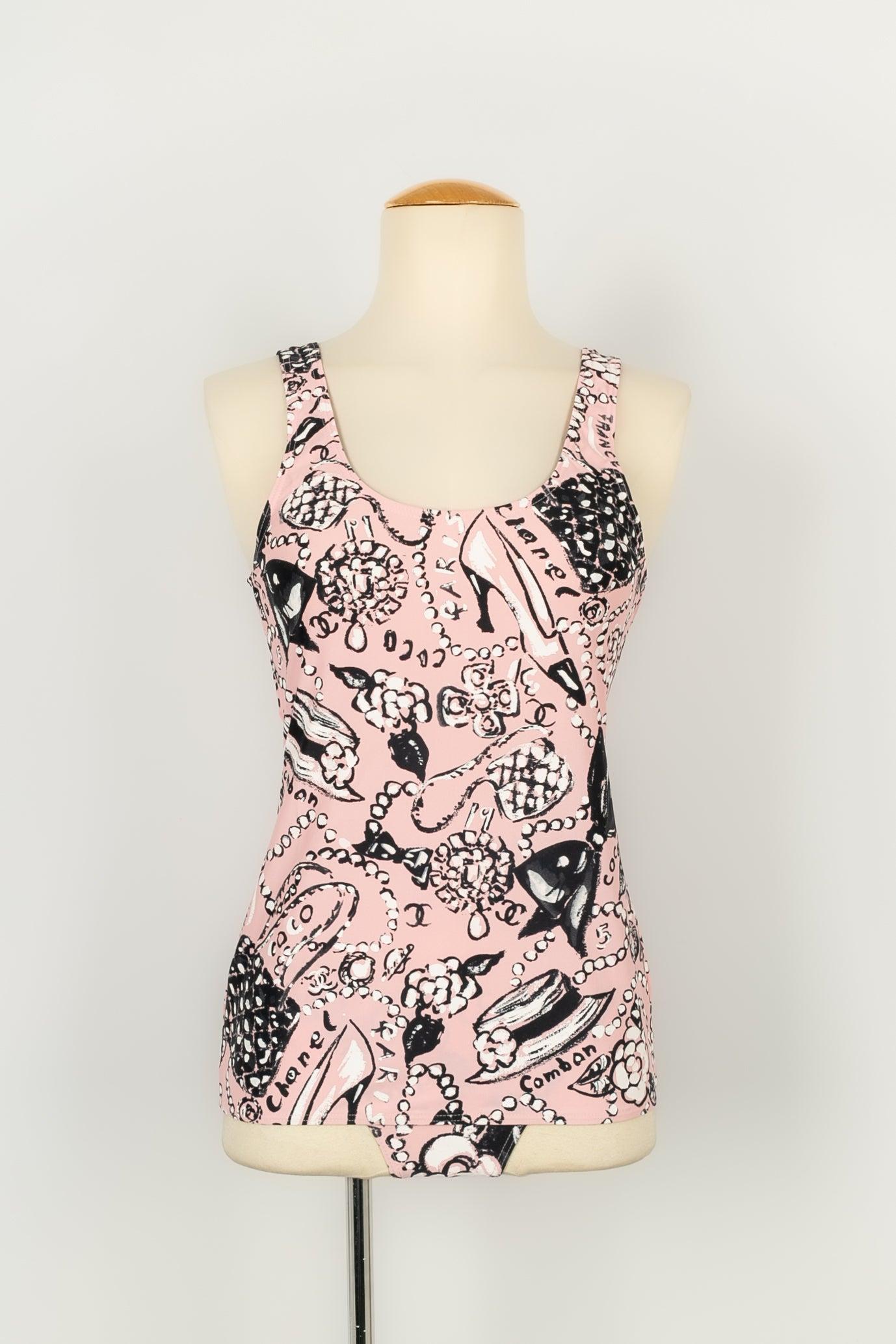 Chanel - (Made in France) Set bestehend aus einem Oberteil, einem Bikiniunterteil und einem Foulard-Augenschutz mit schwarz-weißem Druck auf rosa Hintergrund. Angegebene Größe 40FR. Frühjahr-Sommer 1993-1994 Collection'S.

Zusätzliche