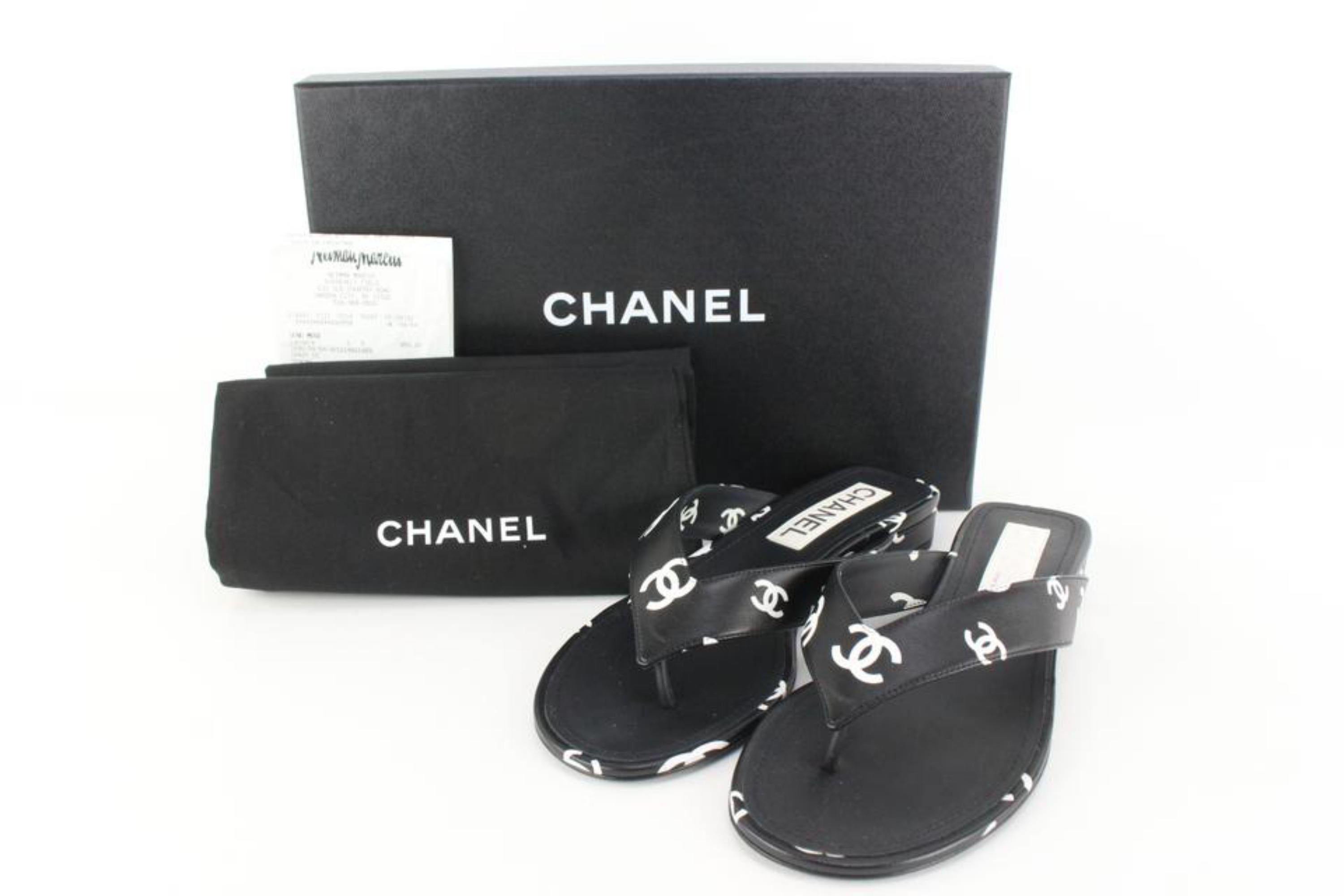 Chanel sz 37 22S Black White Lambskin CC Logo Thong Flat Flip Flop 45cz518s For Sale 3