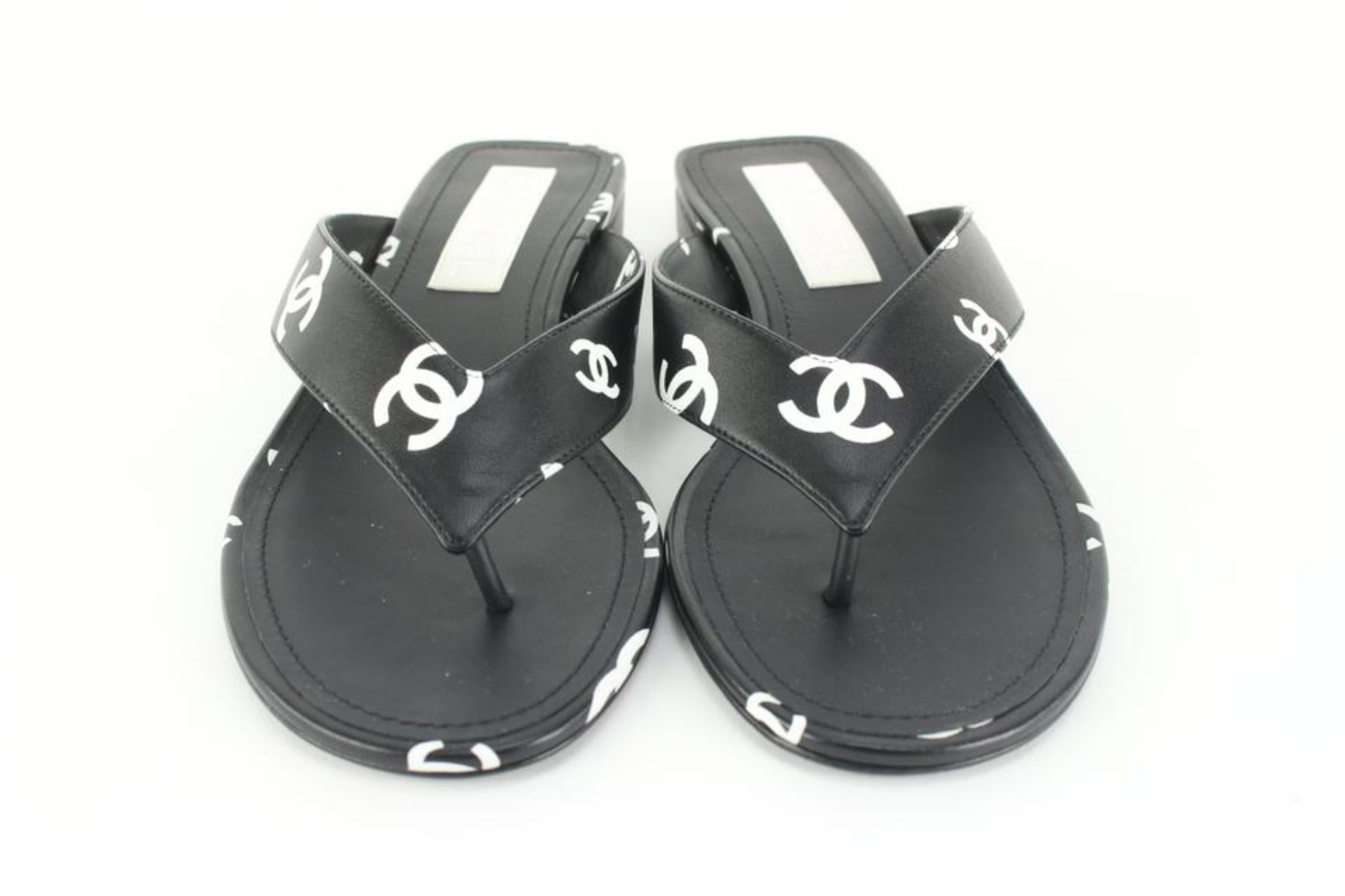Chanel sz 37 22S Black White Lambskin CC Logo Thong Flat Flip Flop 45cz518s For Sale 4
