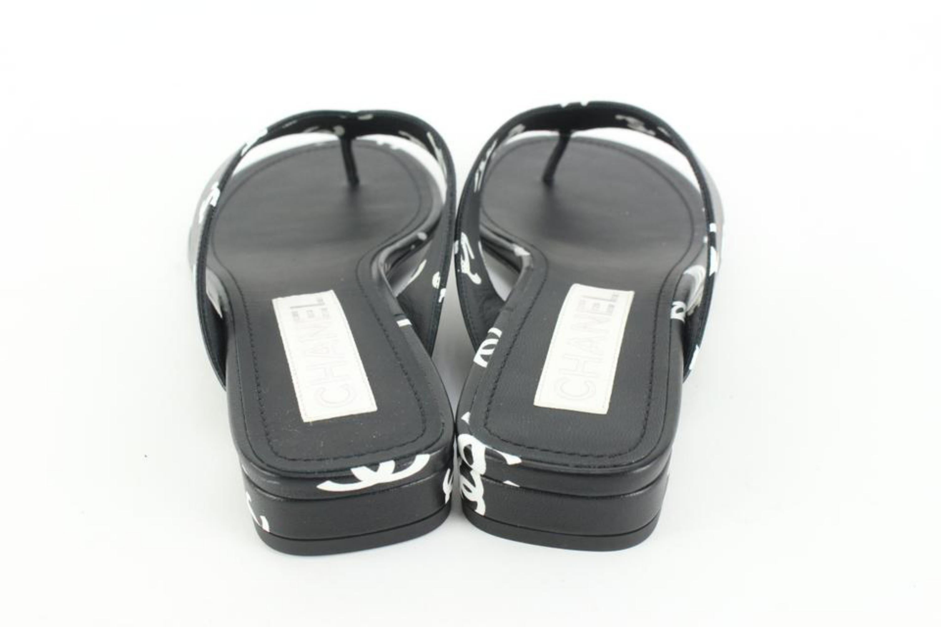 Gray Chanel sz 37 22S Black White Lambskin CC Logo Thong Flat Flip Flop 45cz518s For Sale