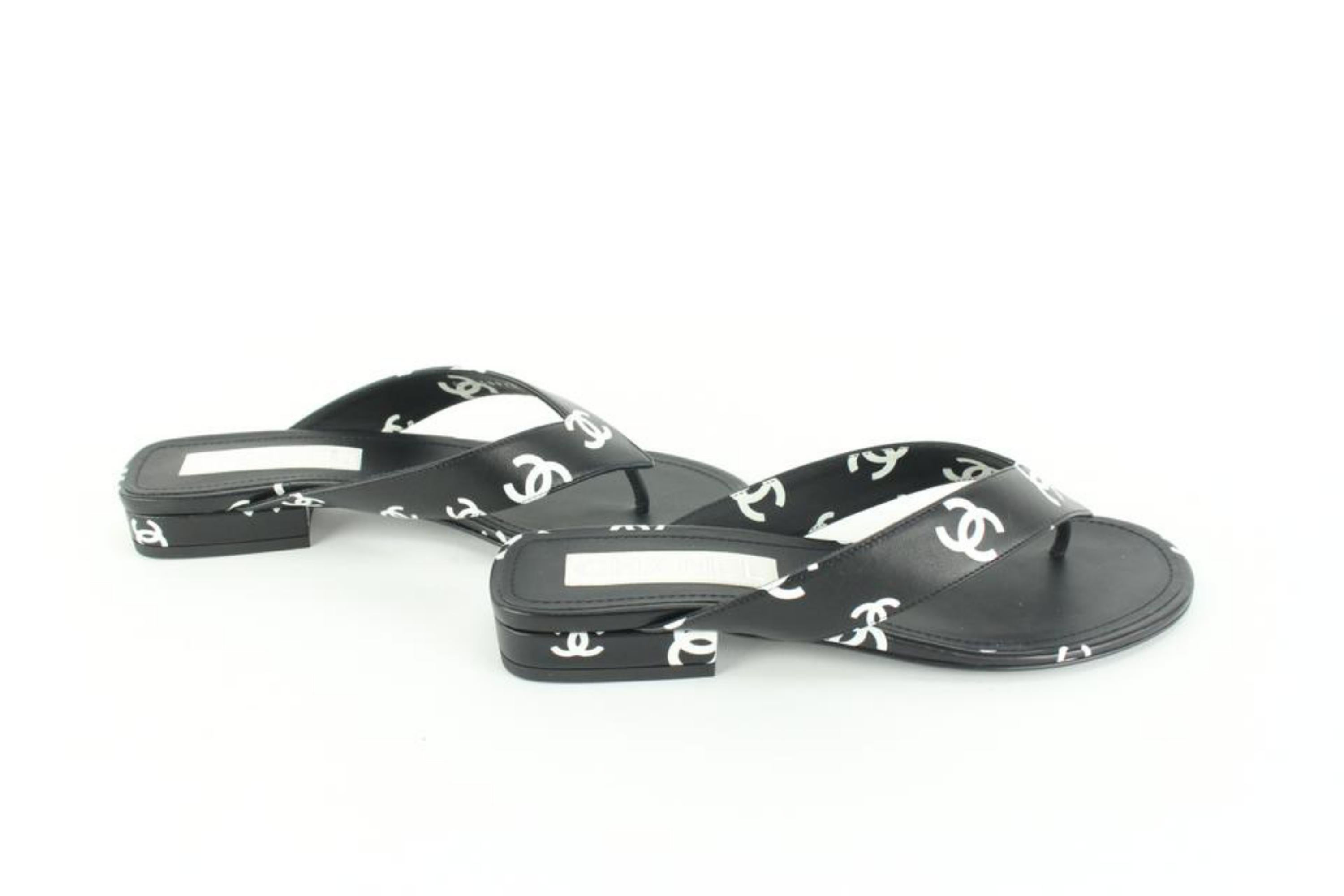 Chanel sz 37 22S Black White Lambskin CC Logo Thong Flat Flip Flop 45cz518s In New Condition For Sale In Dix hills, NY
