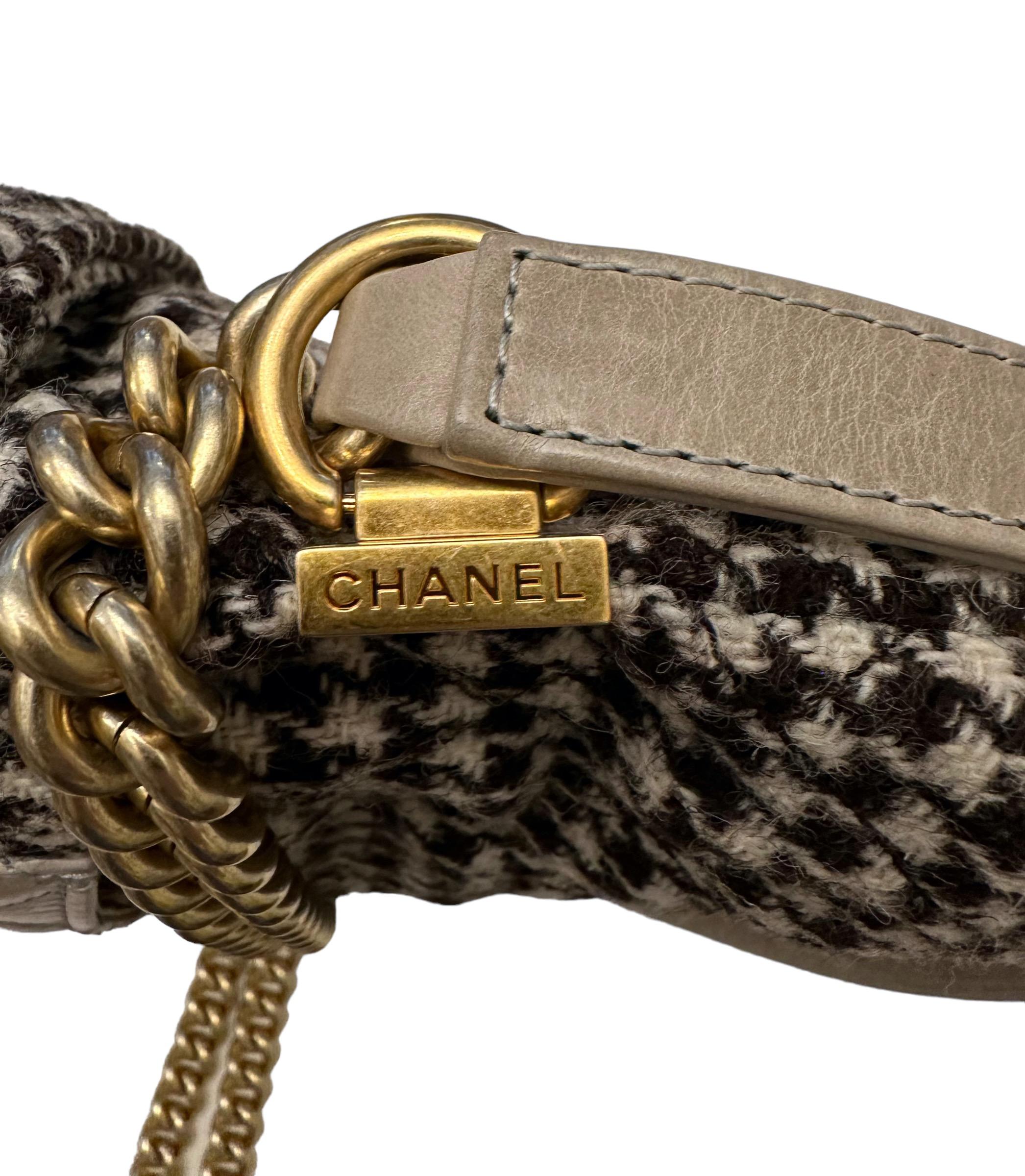 Women's or Men's Chanel Tabatière Kisslock Fold Over Houndstooth Tweed Bag