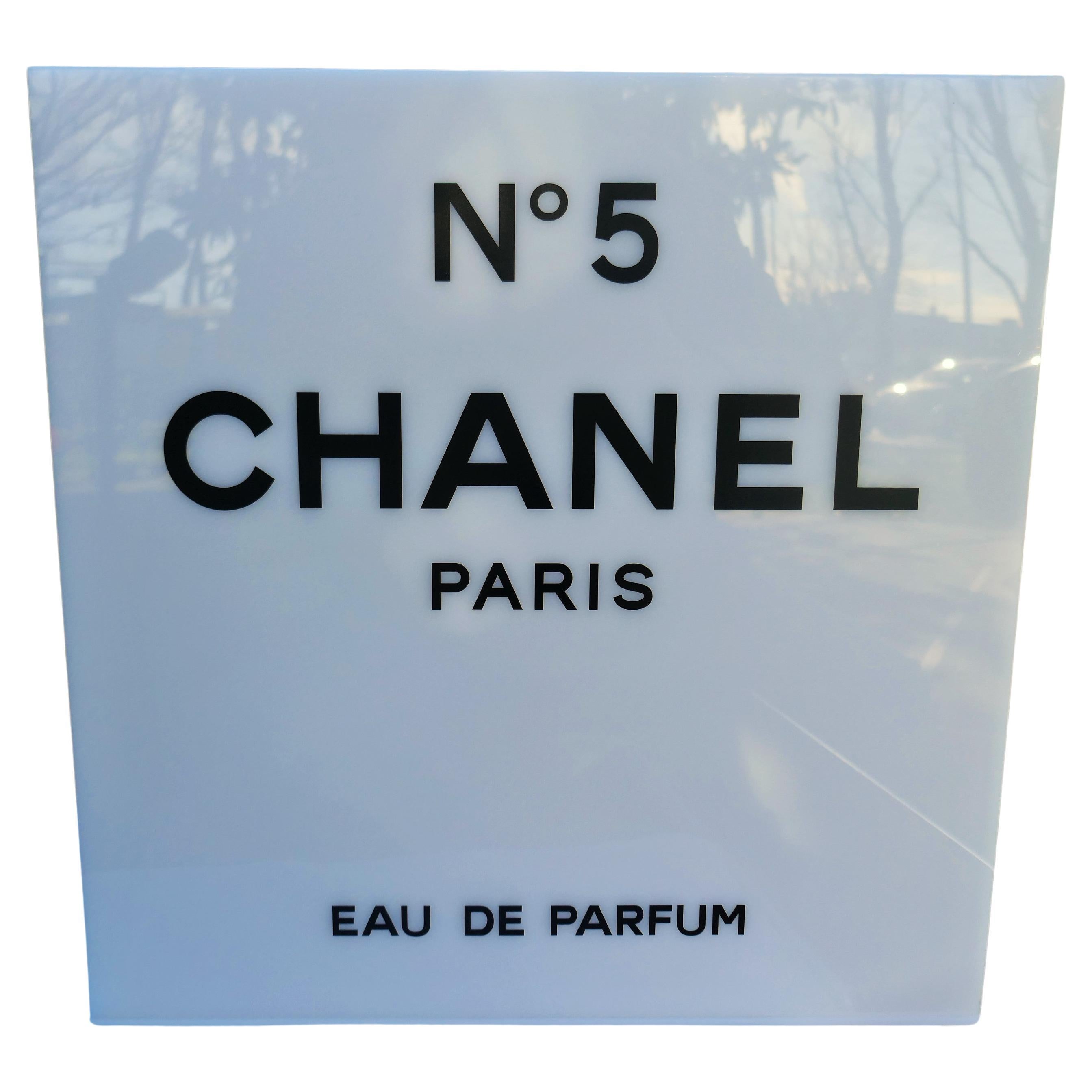 Chanel table lamp
Plexiglass sliding front
Good condition.
Thank you