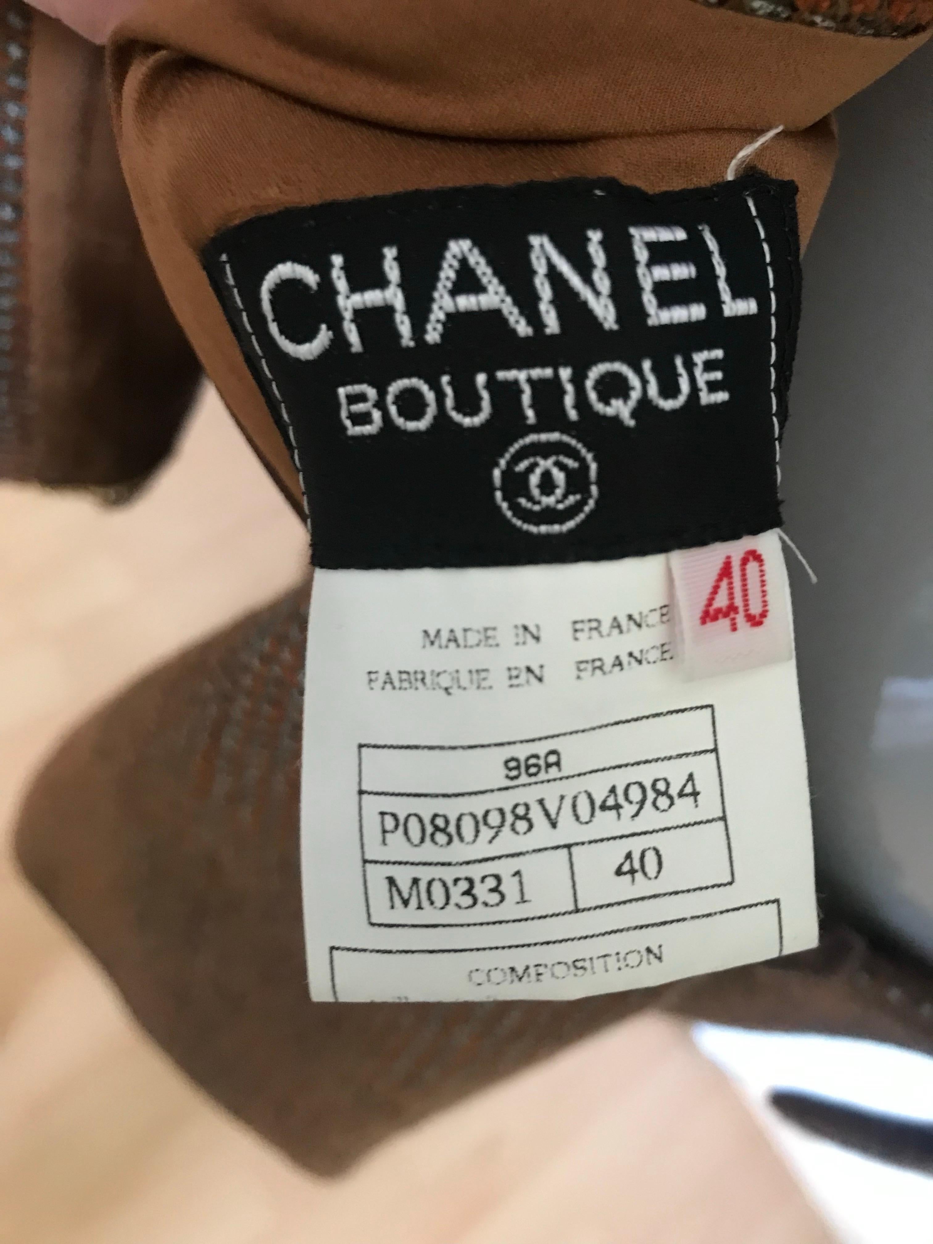 Schöner Chanel-Rockanzug aus Tweed. Collection'S Jahr 1996. Geeignet für eine 38. Es ist in sehr gutem Zustand. Nur ein bisschen Pilling...