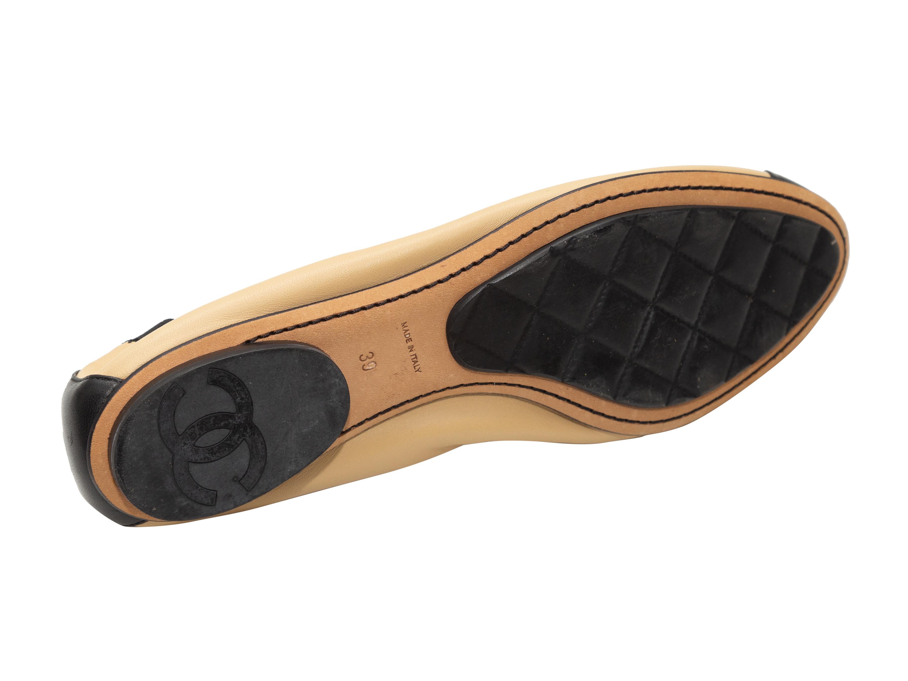 Chanel Tan & Schwarz Cap-Toe Ballet Flats im Zustand „Gut“ in New York, NY