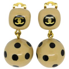 Boucles d'oreilles lustre à deux niveaux Chanel Tan Black Round Ball Dangle Drop in Box