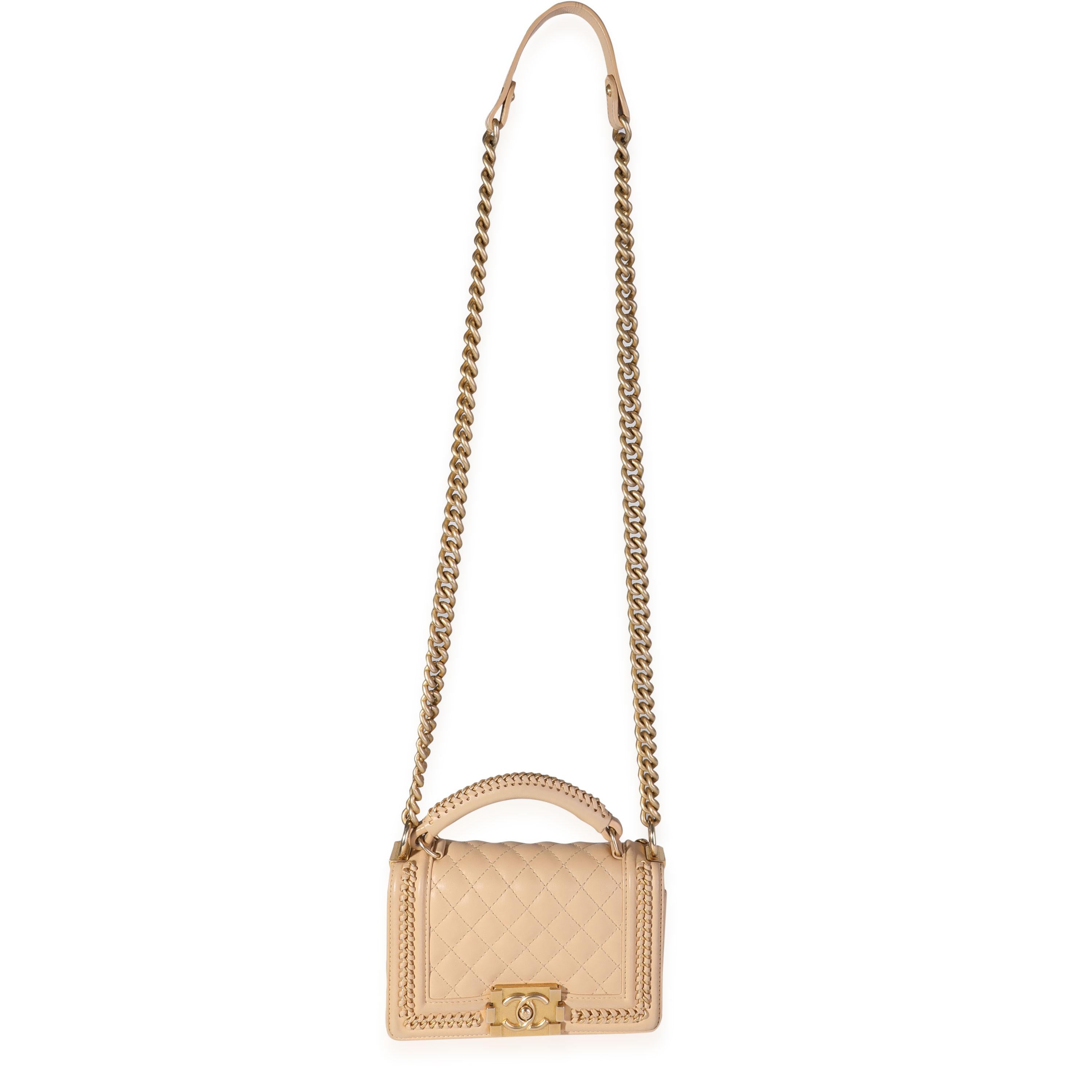 Titel der Auflistung: Chanel Tan Kalbsleder Interwoven Chain Small Boy Top Handle
SKU: 118184
Zustand: Gebraucht (3000)
Handtasche Zustand: Sehr gut
Zustand Kommentare: Ecken abgewetzt:: Innenmarkierungen. 
Marke: Chanel
Modell: Chanel boy small top