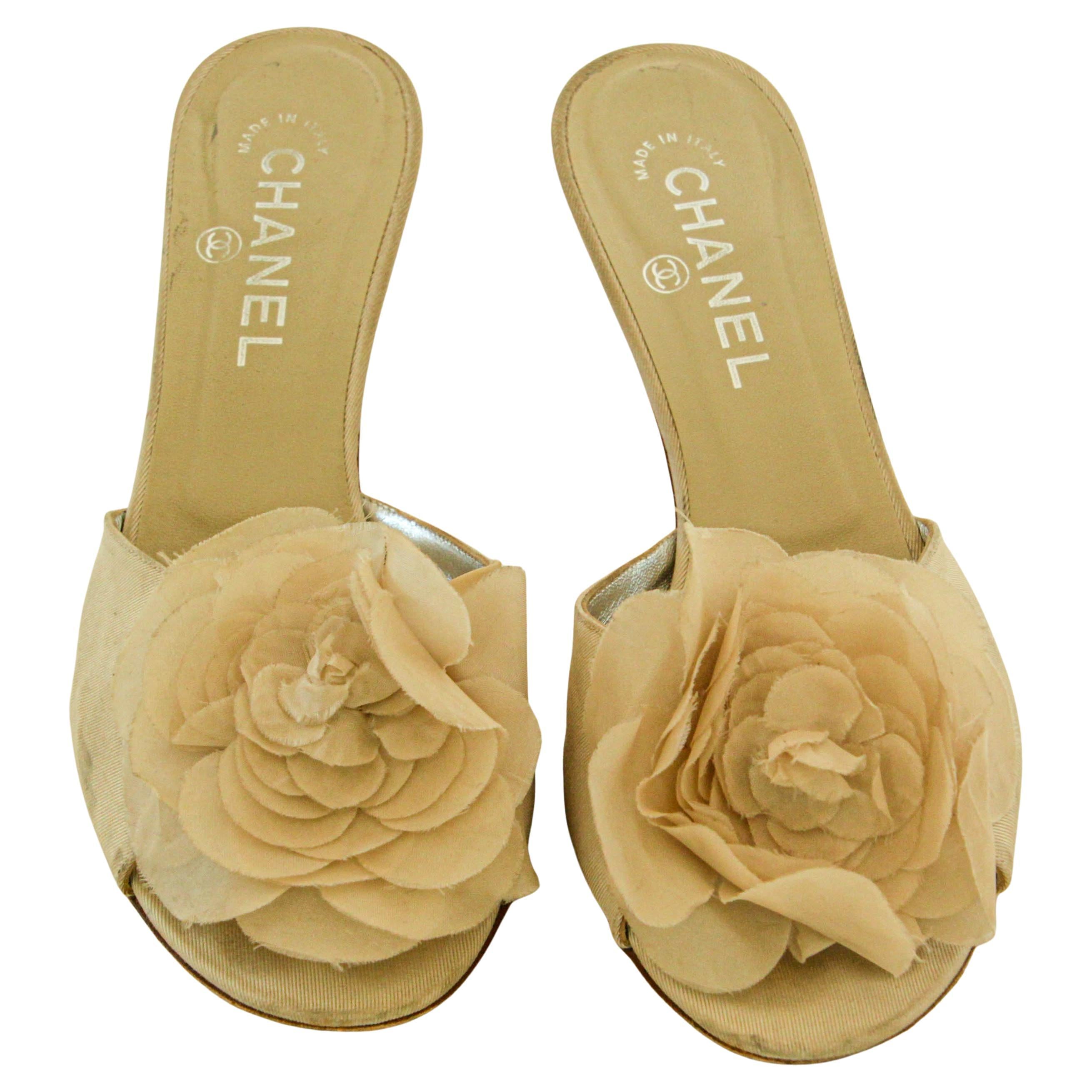 Chanel Tan Satin Camellia Embellished Peep Toe Mules.
Size: 8 B EU38.5.
Chanel Classic pale beige off white satin and leather mules with the iconic Camelia flower on top.
The interior is lined in tan leather
stamped in silver Chanel Made in