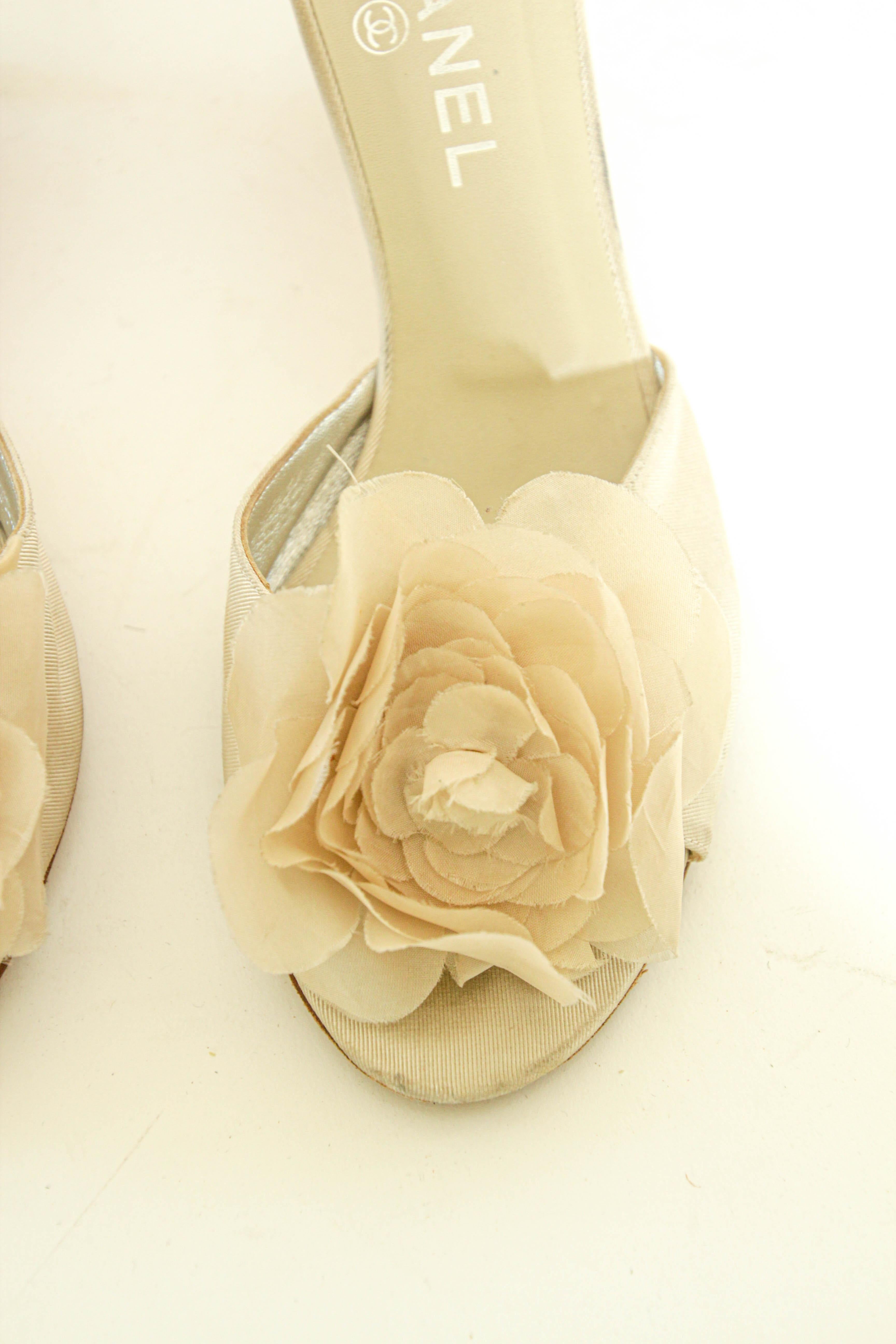 Chanel Tan Camellia Embellished Peep Toe Mules EU38.5 In Fair Condition In North Hollywood, CA