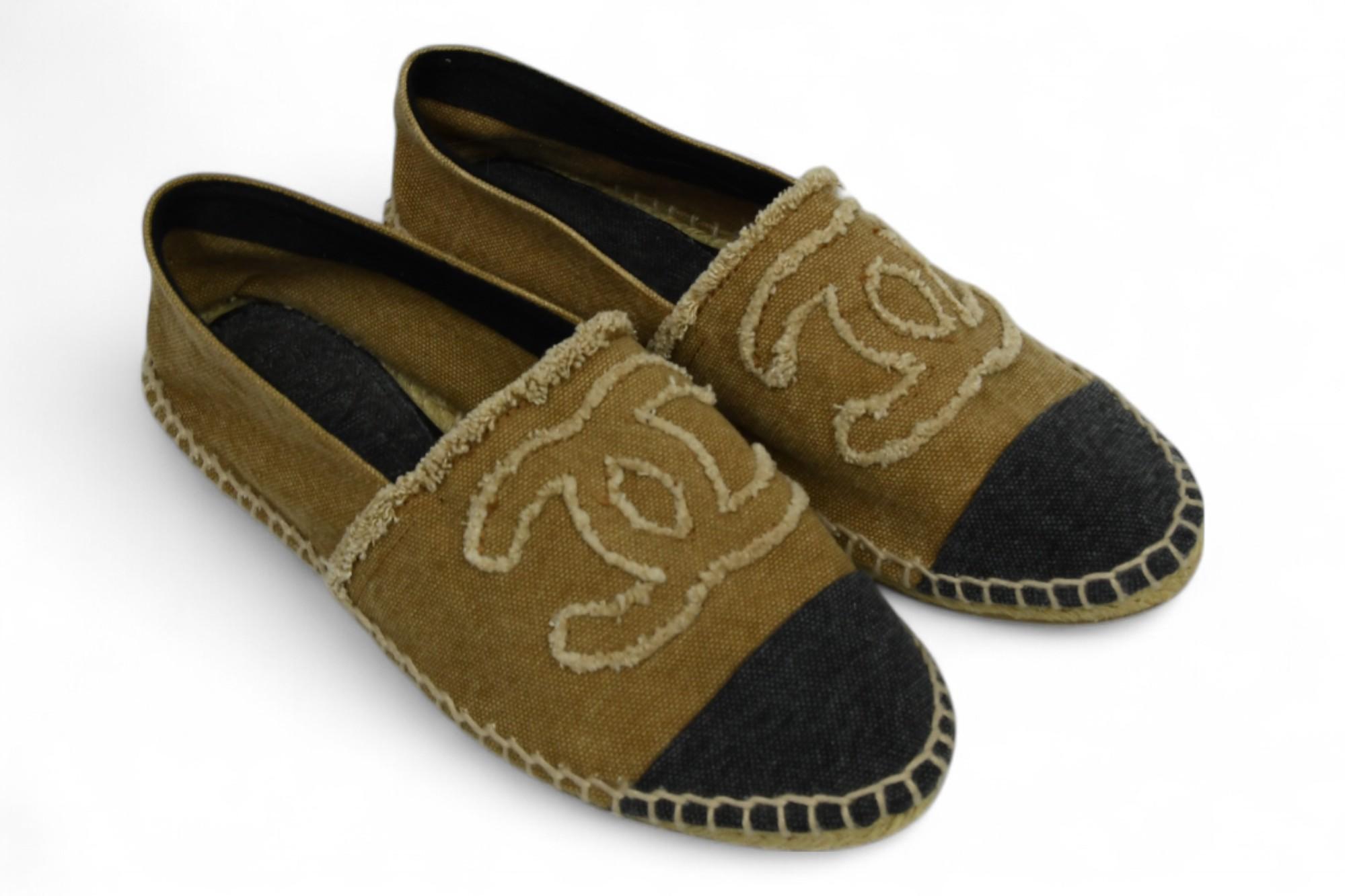 Chanel Espadrilles aus braunem Canvas  Größe 6 US (Braun) im Angebot