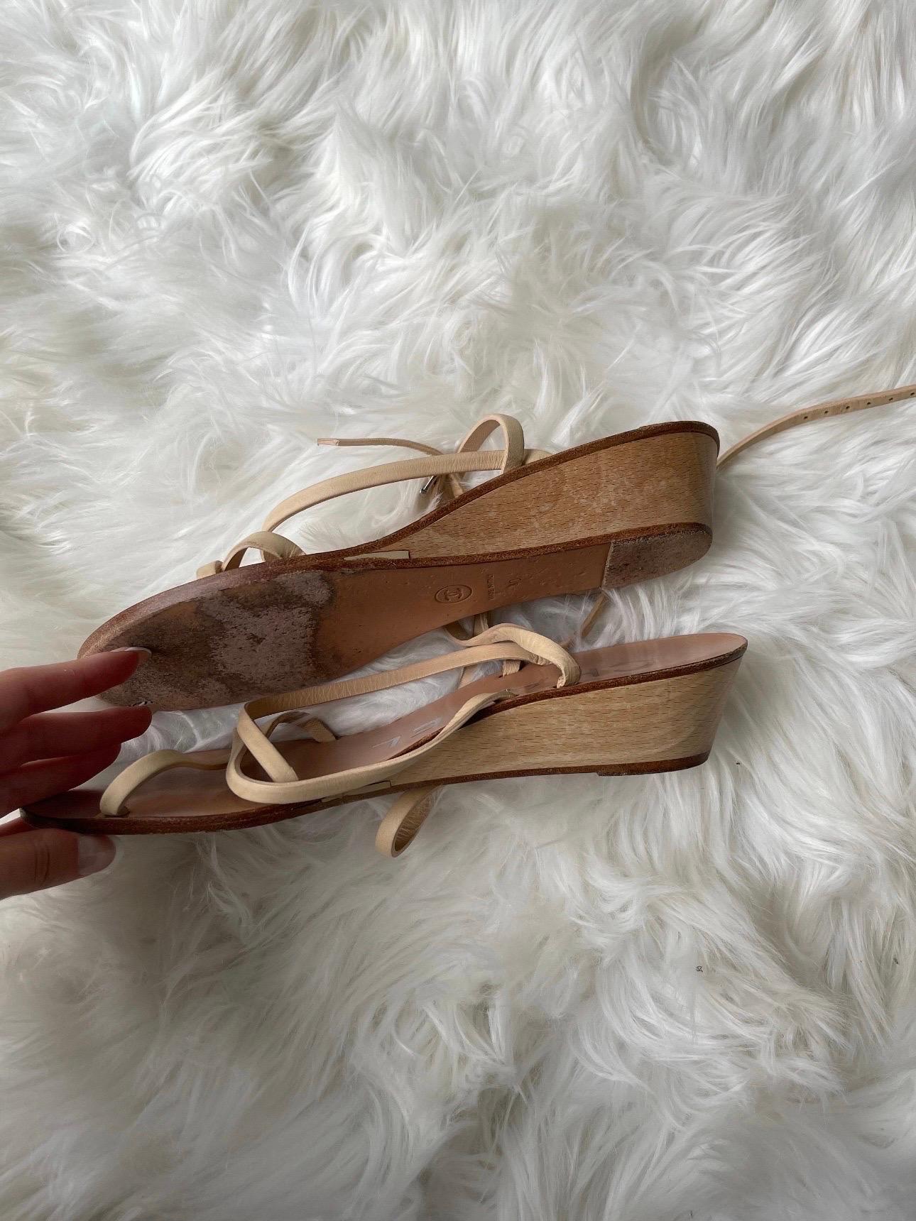 Chanel Tan cuir strappy Wedge Sandals Heel Flip Flop Open Toe Taille 40  9 en vente 1