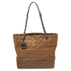 Chanel Braune schimmernde CC Bucket Bag aus Leder mit Nubuck und Leder