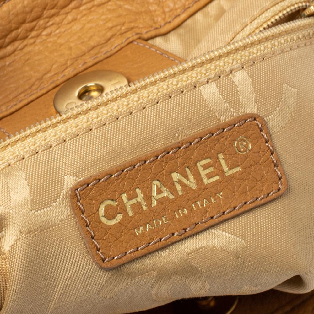 Chanel Tan Weiches genarbtes Leder CC Holzgriff Tasche im Zustand „Gut“ in Dubai, Al Qouz 2