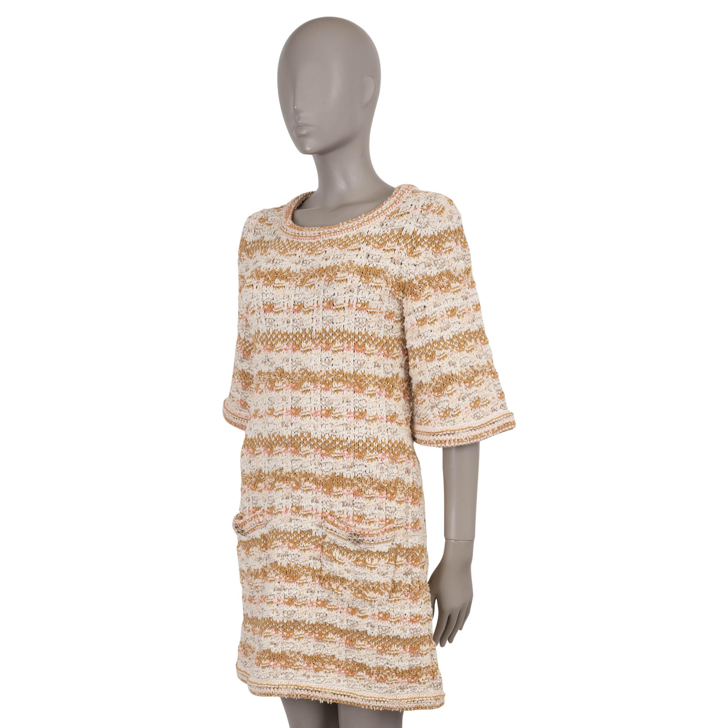 Cette robe en maille 100% authentique de Chanel est confectionnée dans un mélange de tweed multicolore blanc, beige, rose et gris (40% viscose, 29% coton, 18% polyester, 9% nylon, 4% polyamide) avec du lurex argenté tissé sur toute la longueur.