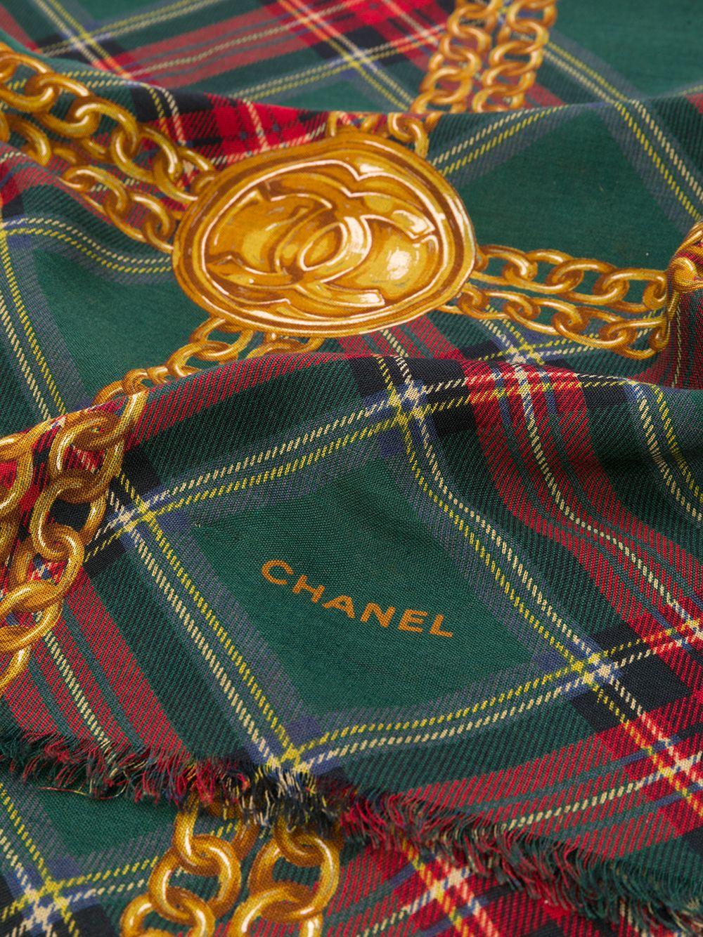Crafted in France from an intricate blend of wool and silk, this pre-owned scarf by Chanel features a lightweight construction, a square shape and an elegant, all-over red and green tartan print. For an added touch of sophistication, the piece is