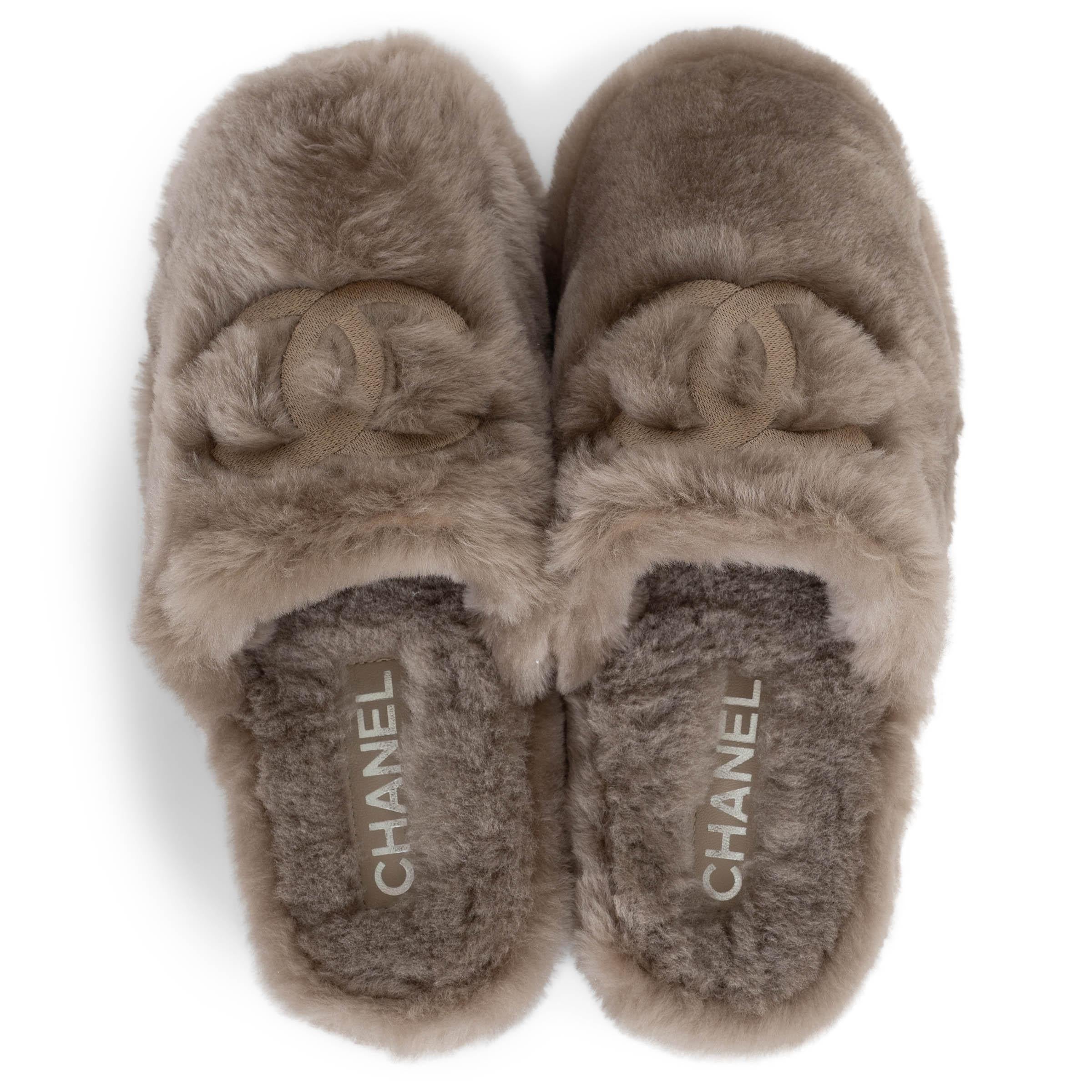 CHANEL taupe 24B SHEARLING Pantoffeln & Beutel Schuhe 37 passen 38 im Angebot 1