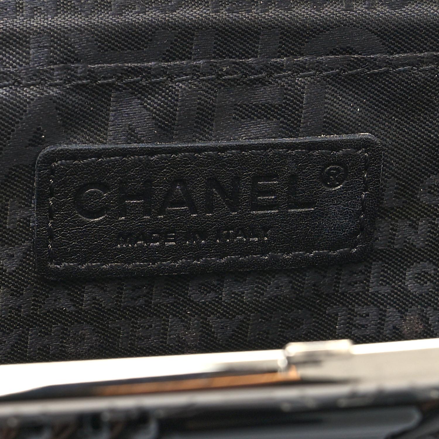 Chanel - Pochette de gala en satin de soie perlée avec logo taupe-beige  en vente 1