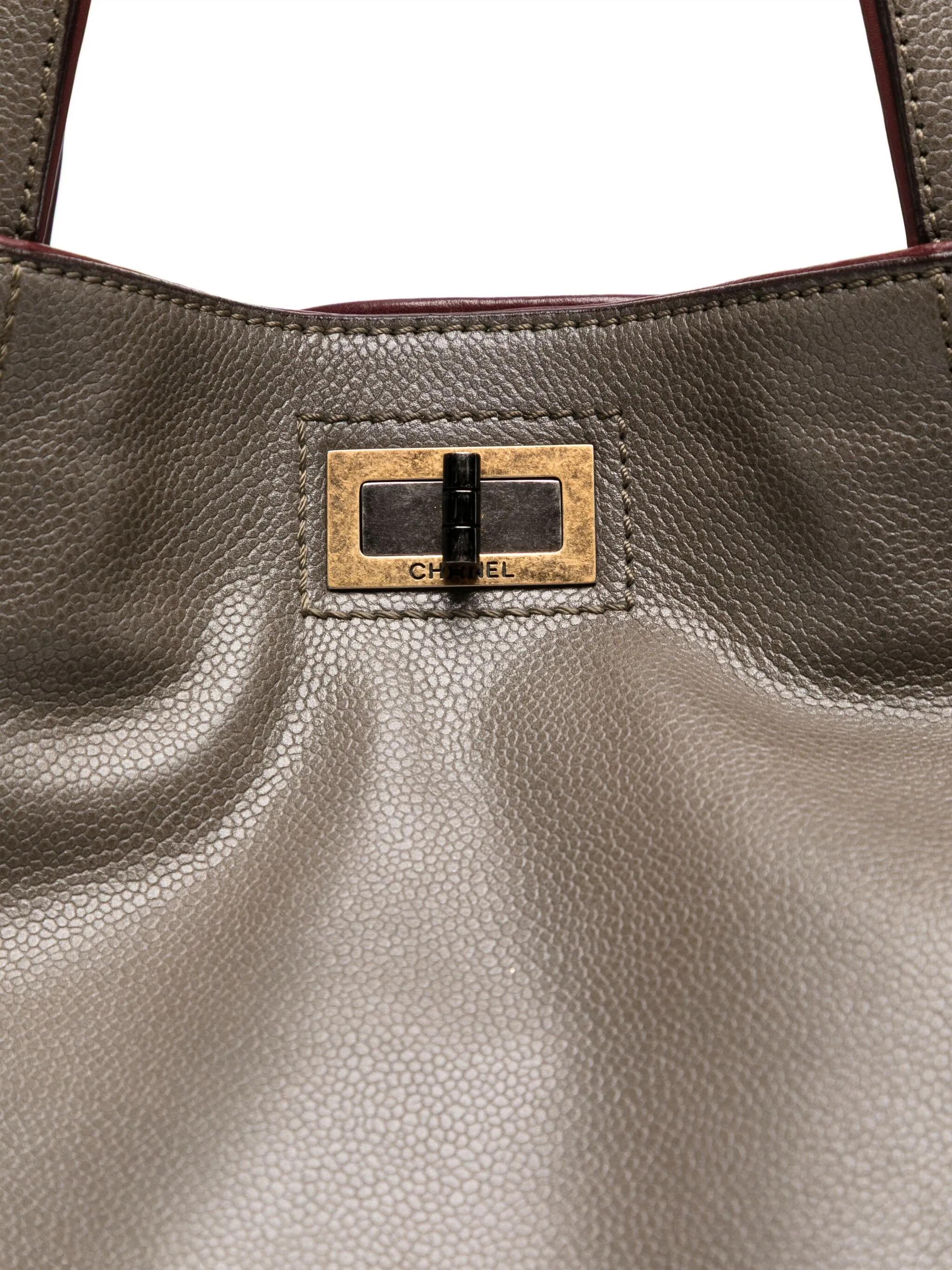 Chanel Bolso Tote Mademoiselle Reissue Gris Topo en Bueno estado para la venta en London, GB