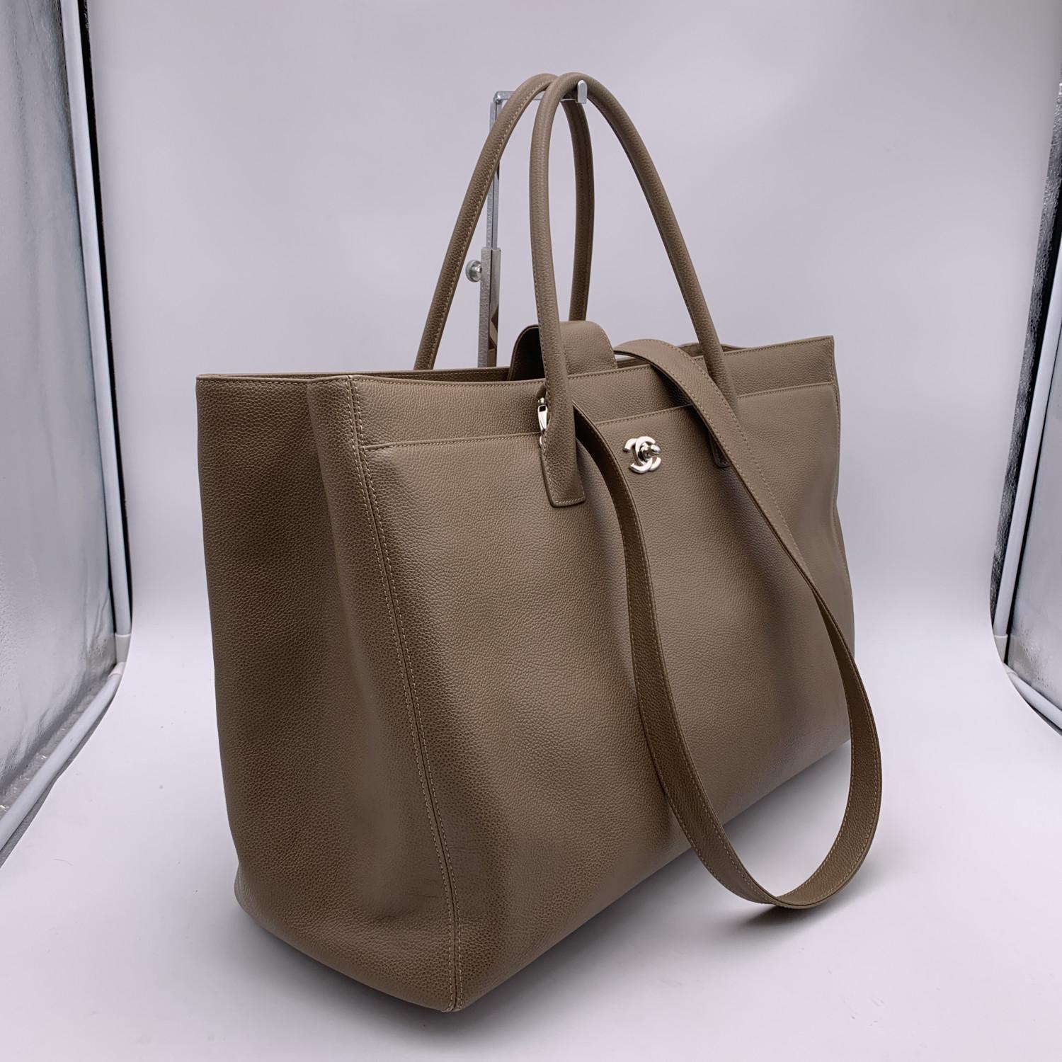 Chanel Taupe Pebbled Leather Executive XL Tote Bag with Strap In Good Condition In Rome, Rome