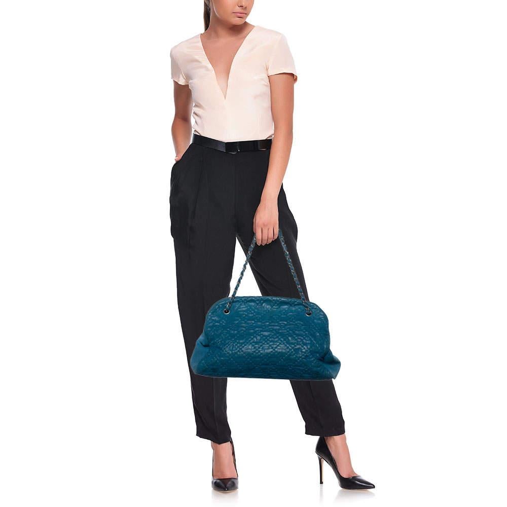 Chanel Blaue Schal-Tasche aus gestepptem Leder Just Mademoiselle im Zustand „Gut“ im Angebot in Dubai, Al Qouz 2
