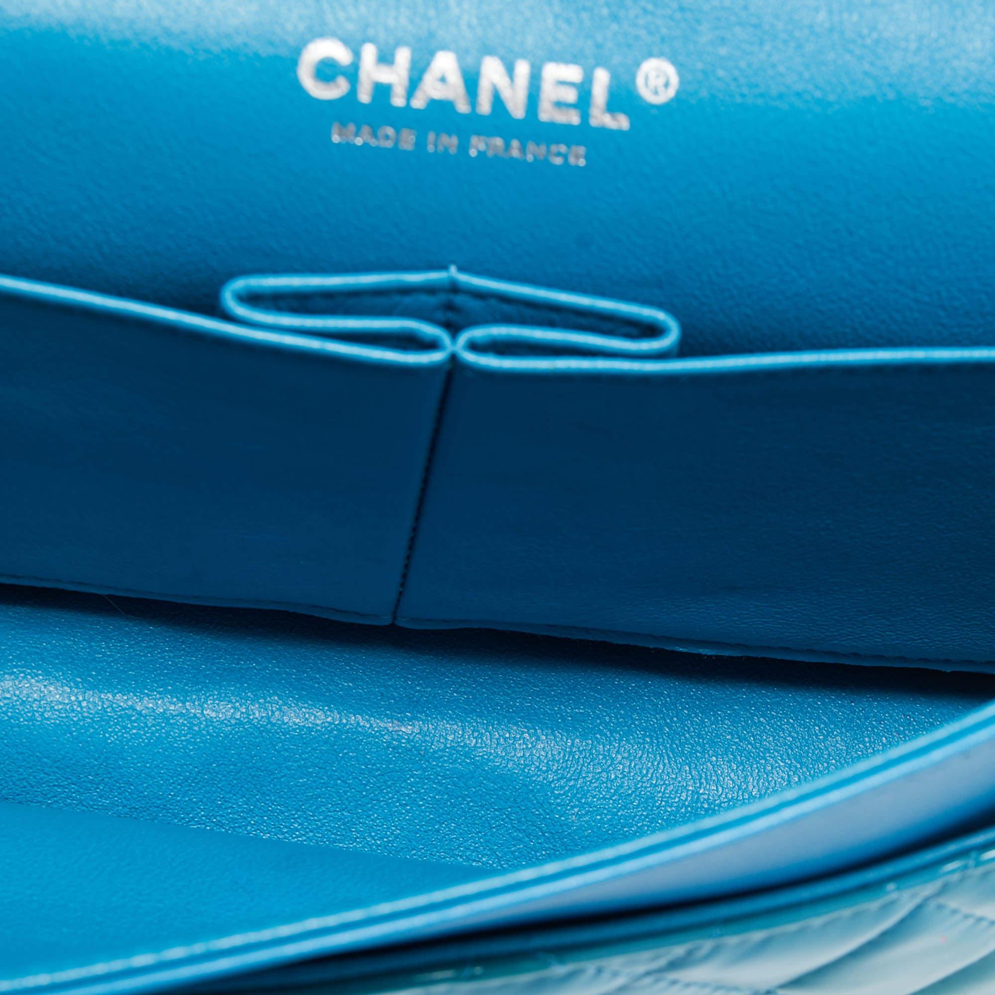 Chanel - Bleu sarcelle - Sac classique à double rabat en cuir verni matelassé de taille moyenne en vente 1