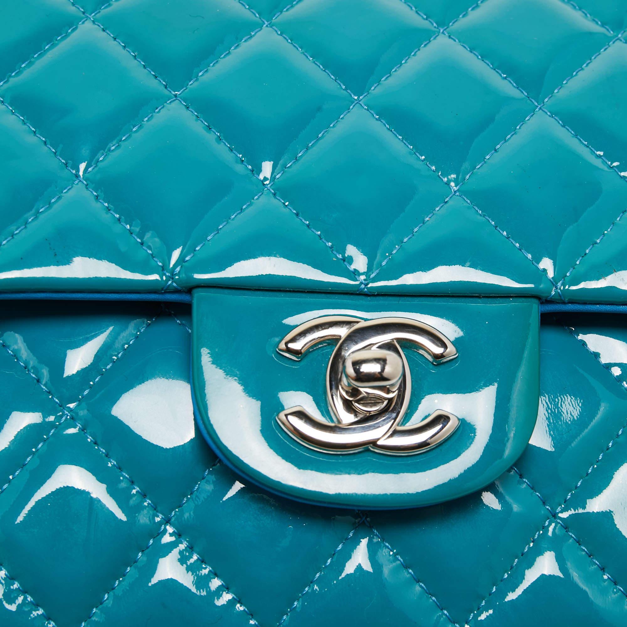 Chanel - Bleu sarcelle - Sac classique à double rabat en cuir verni matelassé de taille moyenne en vente 2