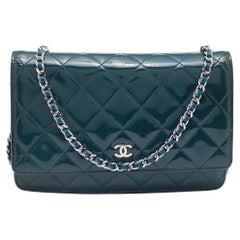 Chanel Blaue WOC-Clutch aus gestepptem Lackleder in Blau