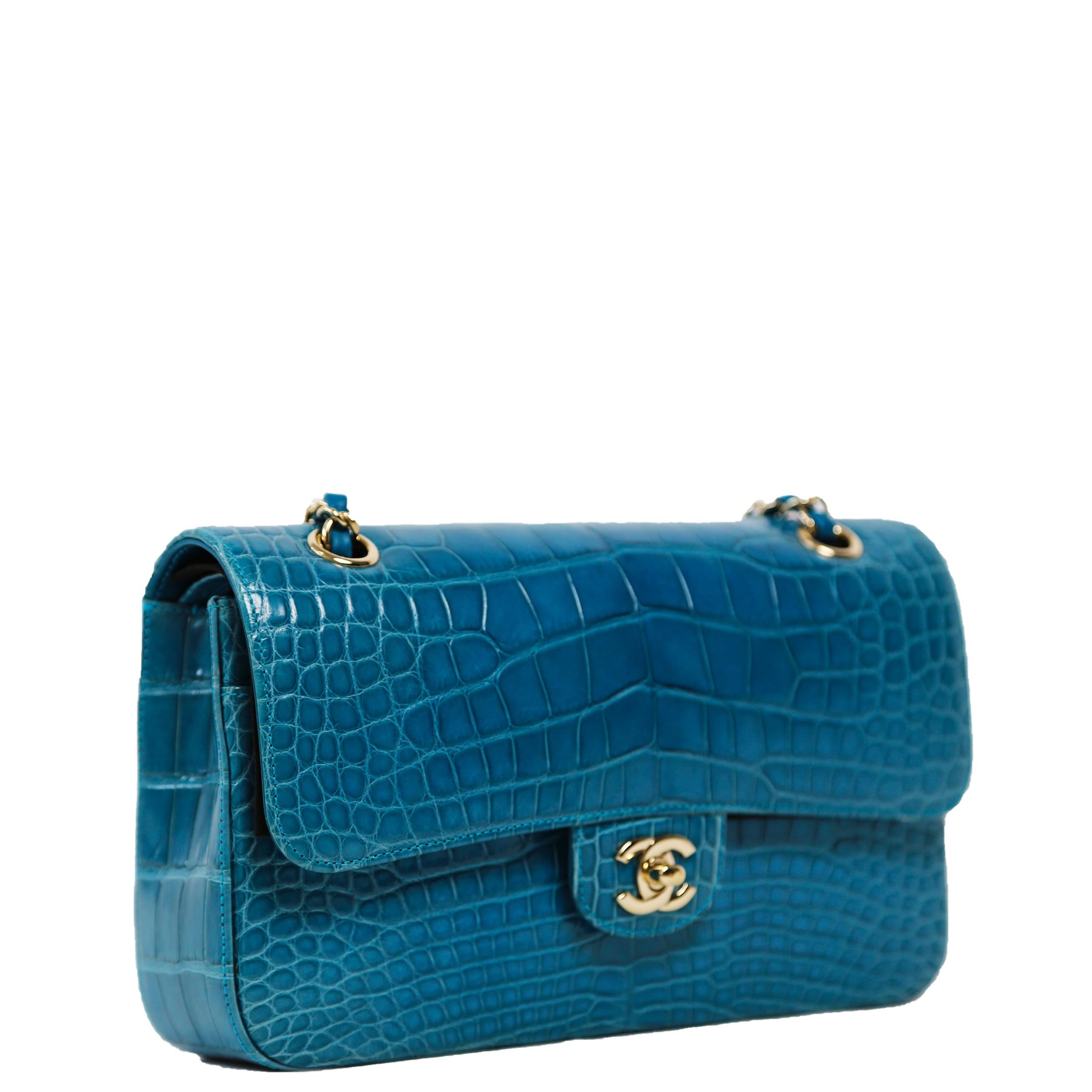 - Circa 2016/17
- Sarcelle
- Cuir exotique (alligator)
- Matériel de couleur argentée
- Bandoulière en cuir et maillons de chaîne
- Fermeture à rabat sur le devant
- Fermeture à tour de rôle CC à emboîtement, signature de la marque
- Compartiment