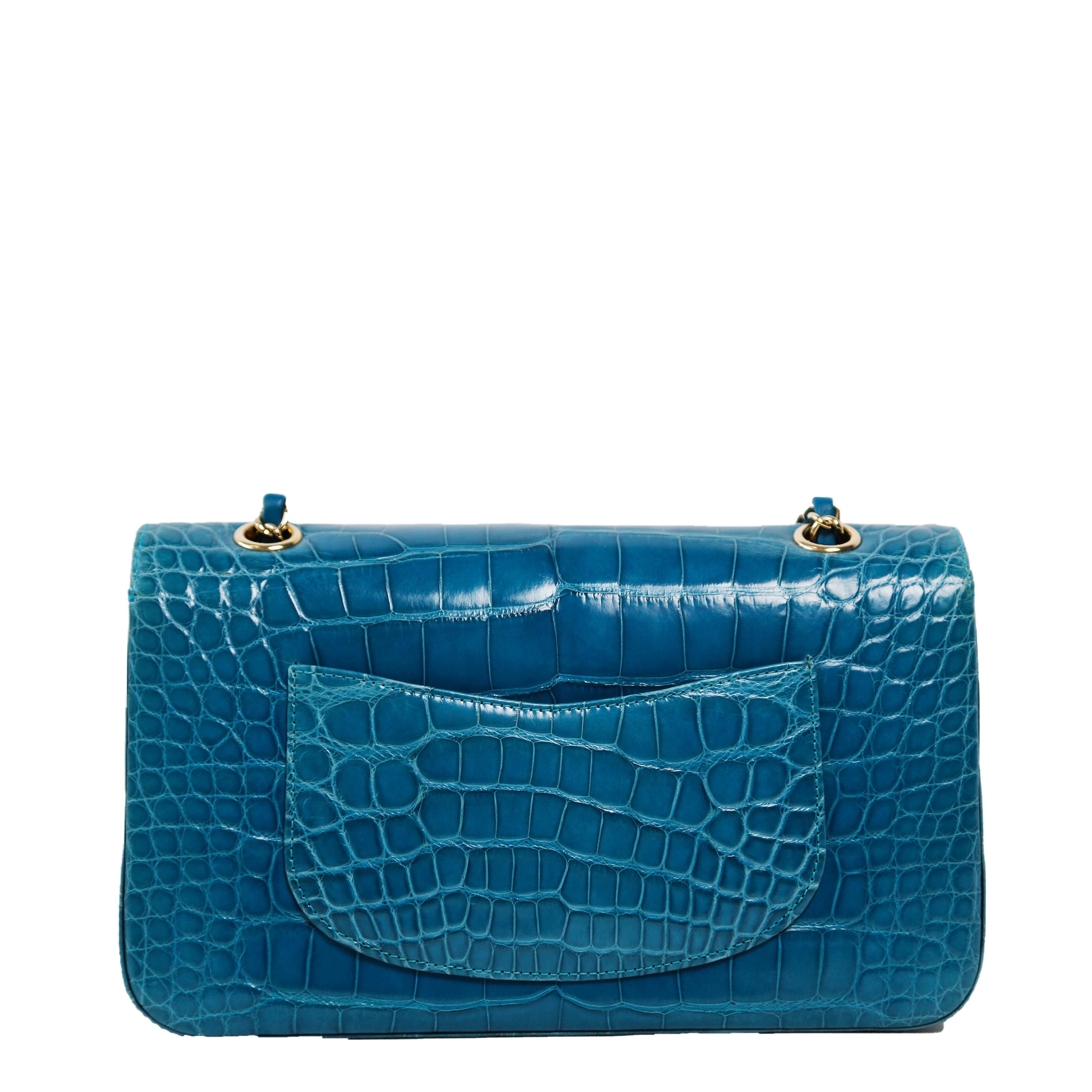 Bleu Chanel - Sac à double rabat en alligator brillant Teal en vente