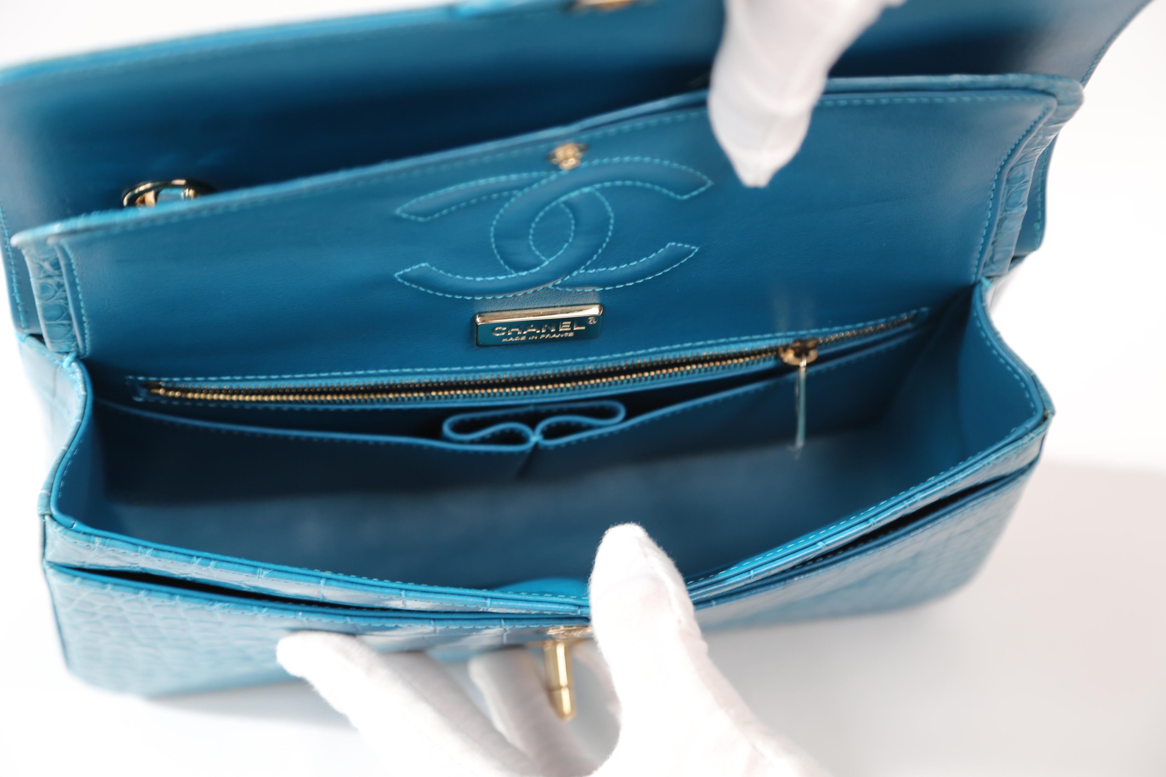 Chanel - Sac à double rabat en alligator brillant Teal Unisexe en vente