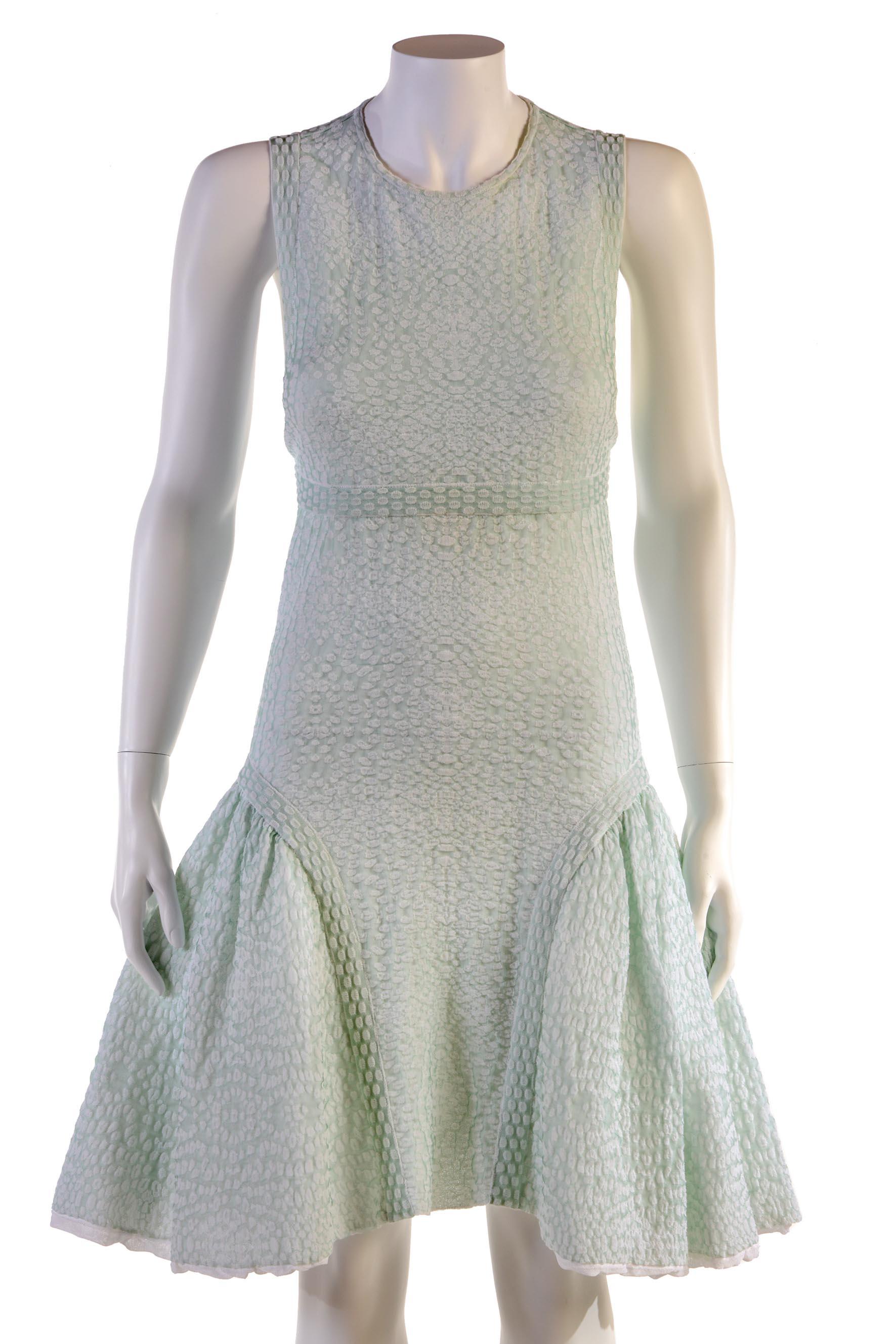 Chanel primavera/estate 2012 
Abito verde acqua, bottoni di perle con logo CC dorato. Molto aderente alla pelle.
Taglia FR 38
Prodotto in Francia
63% cotone
37% polyamide
Misure piatte:
Lunghezza cm. 93
Spalle cm. 29
Vita cm. 34.5
Buone condizioni,