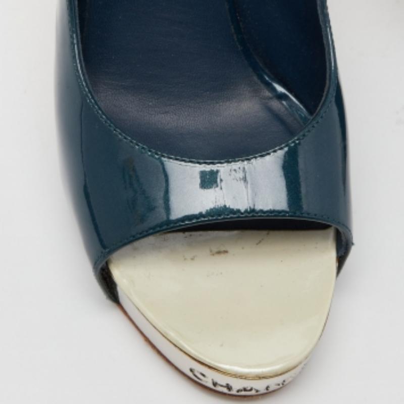 Chanel Sandalias de charol verde turquesa con plataforma abierta en los dedos talla 38 en Bueno estado para la venta en Dubai, Al Qouz 2