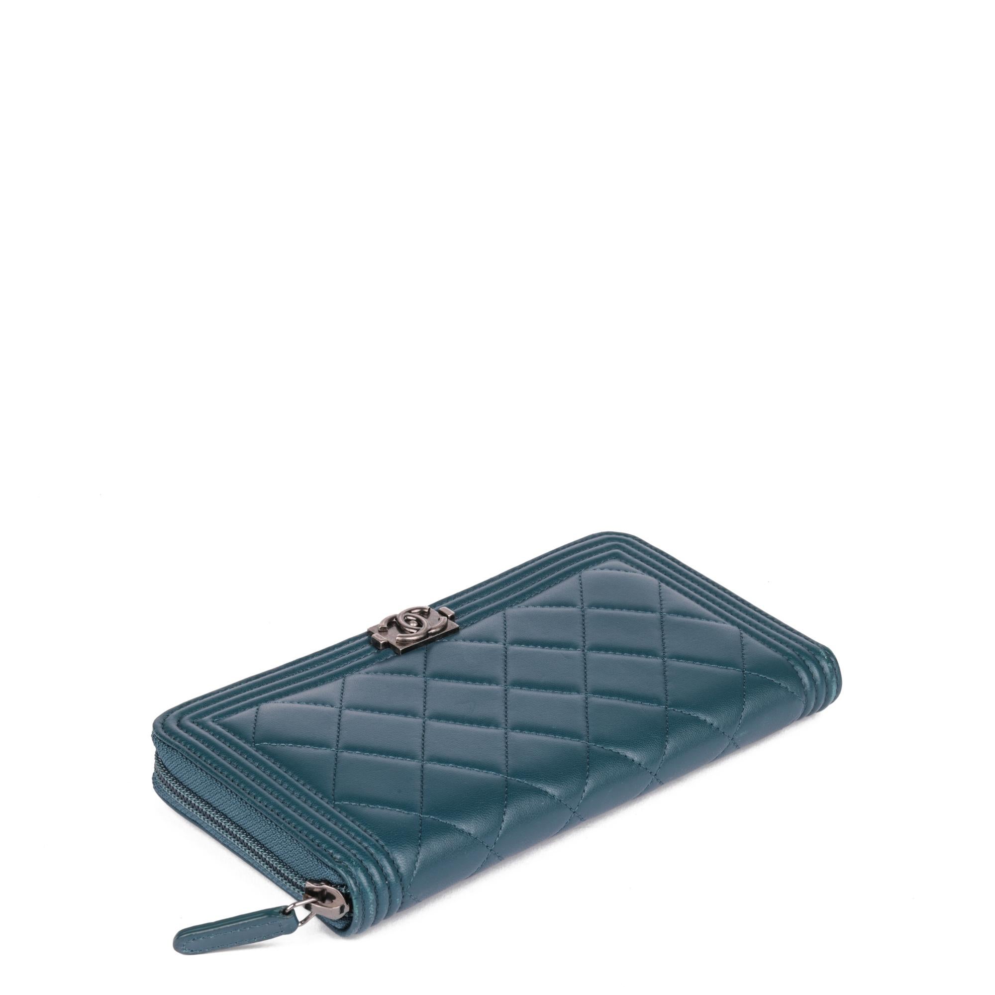 Chanel Teal Lammleder Junge Matrasse lange Brieftasche (Blau) im Angebot