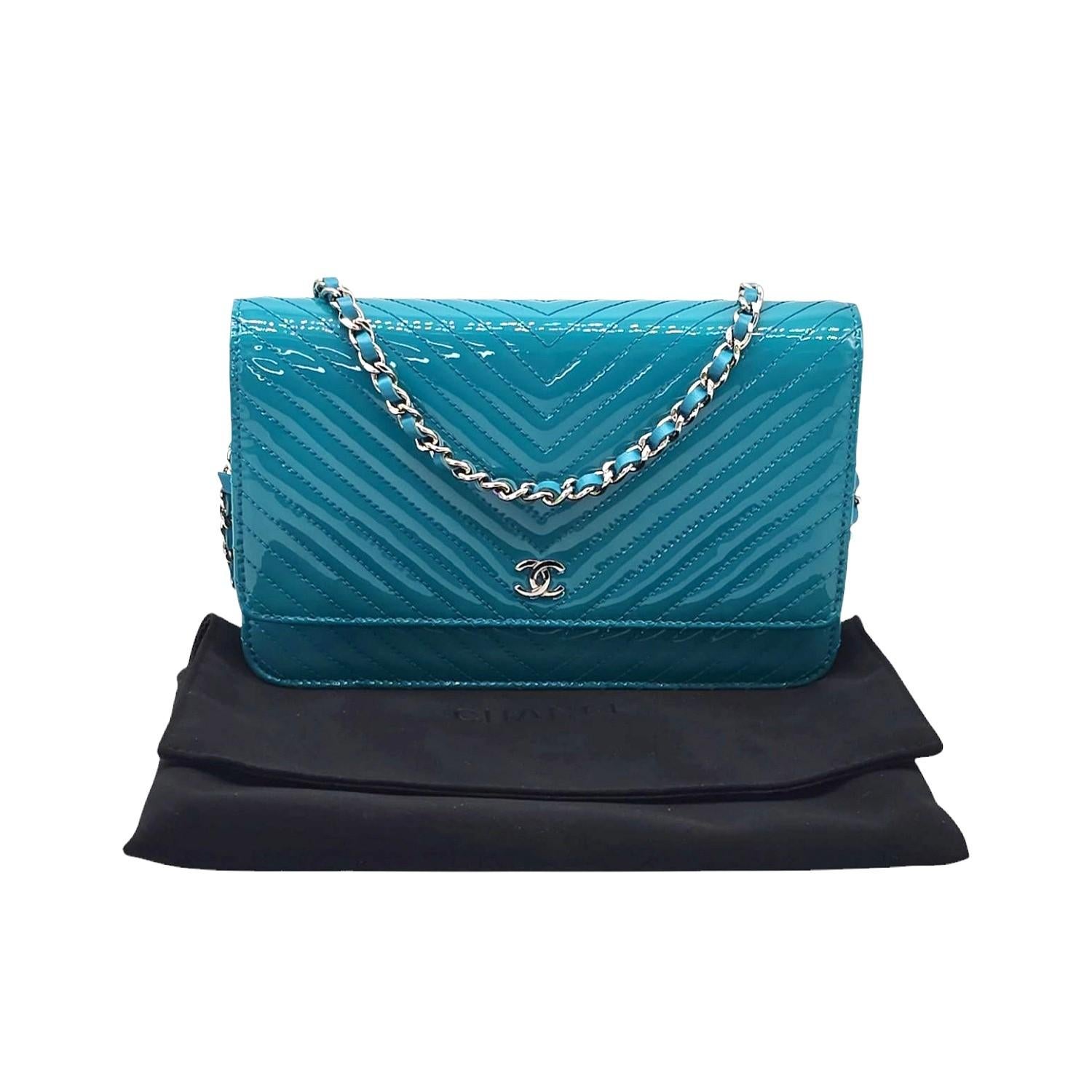 Chanel Portafoglio Chevron in vernice verde acqua con catena WOC in vendita 5