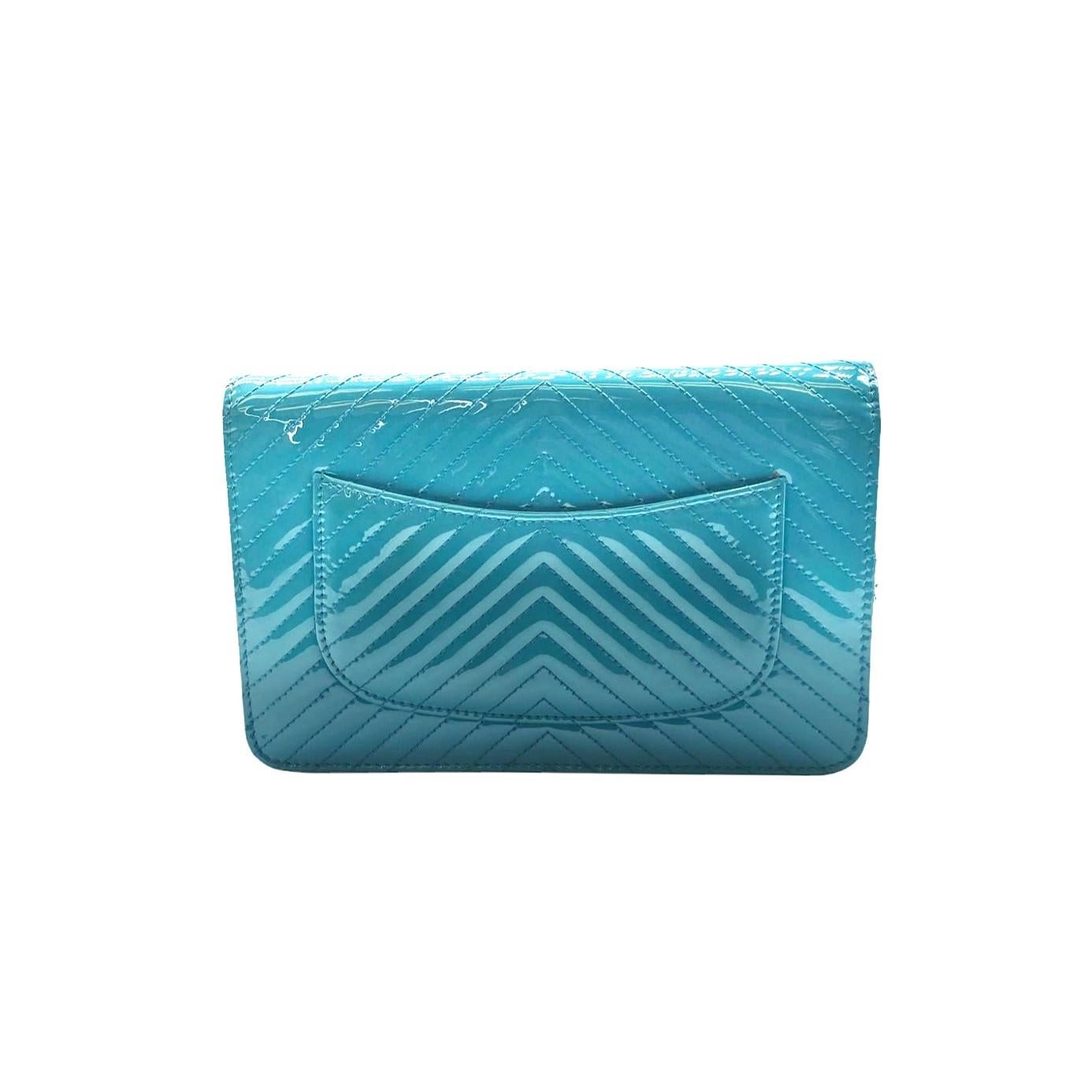 Blu Chanel Portafoglio Chevron in vernice verde acqua con catena WOC in vendita