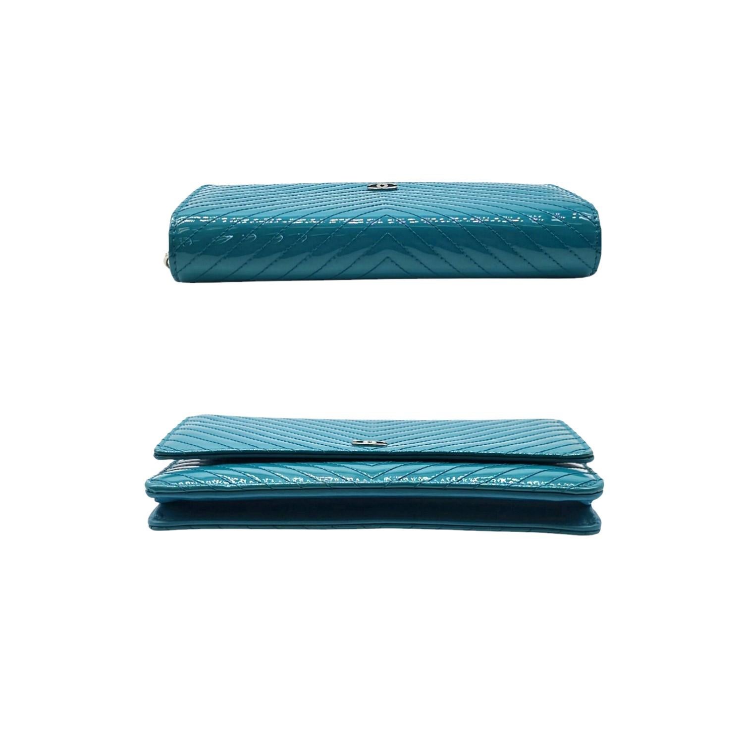 Donna Chanel Portafoglio Chevron in vernice verde acqua con catena WOC in vendita