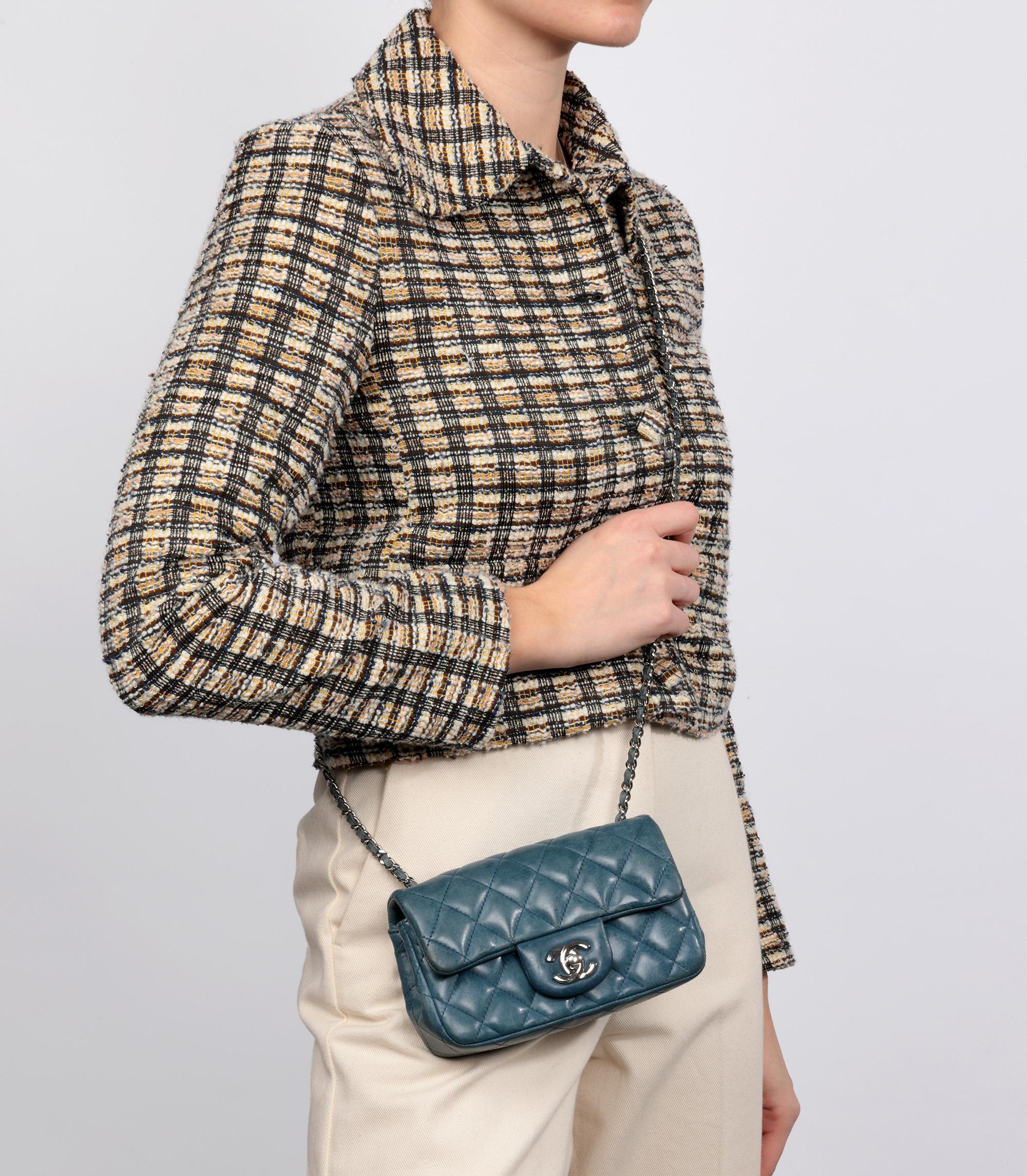 Chanel Teal gesteppt gealtert Lammfell Mini rechteckige Klappe Tasche

Marke- Chanel
Modell- Mini Rectangular Flap Bag
Produkttyp- Umhängetasche, Schulter
Seriennummer - 17******
Alter- Circa 2012
Begleitet von - Chanel Staubbeutel,