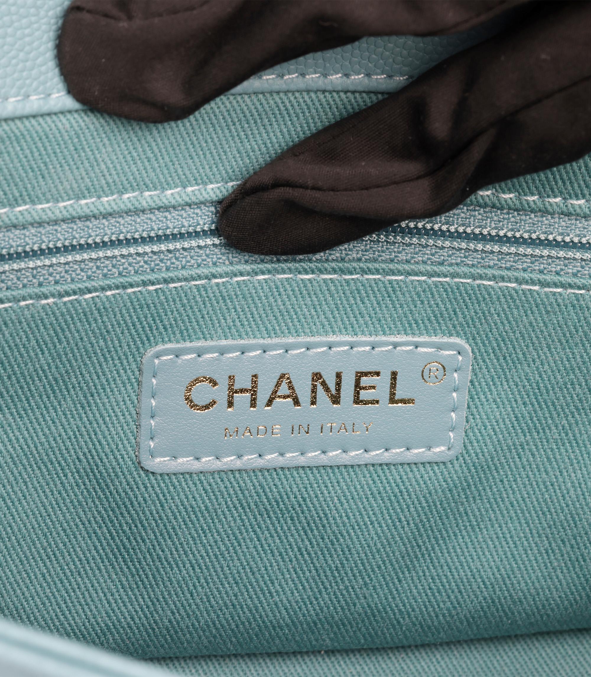 Chanel - Mini sac à rabat Affinity en cuir caviar matelassé Teal en vente 4