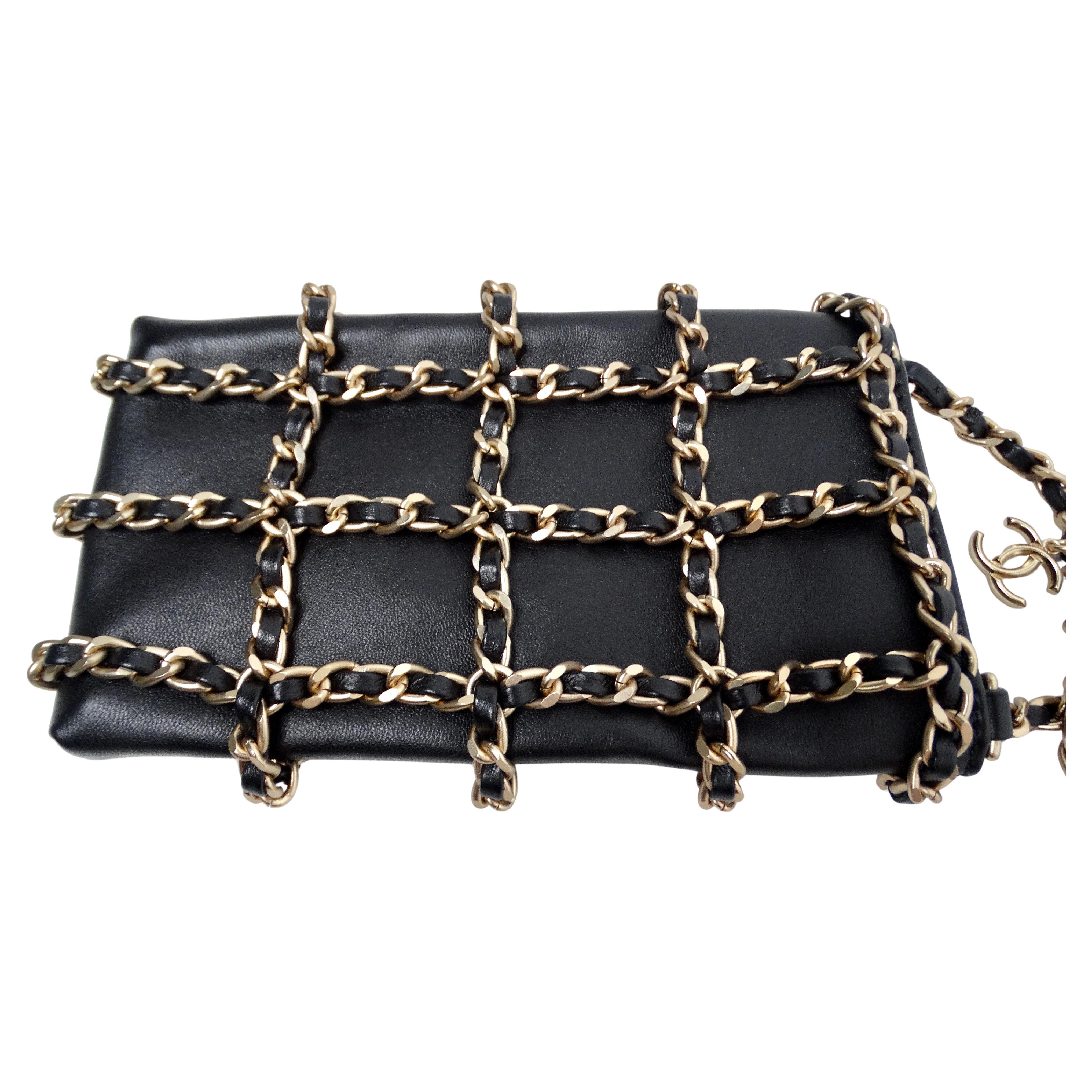 Das Chanel Black Caviar Quilted Leather Pearl Crush iPhone 15 Pro Case With Chain ist ein luxuriöses und anspruchsvolles Accessoire für den modernen, modebewussten Menschen. Er ist aus hochwertigem schwarzem Muschelleder gefertigt und besticht durch