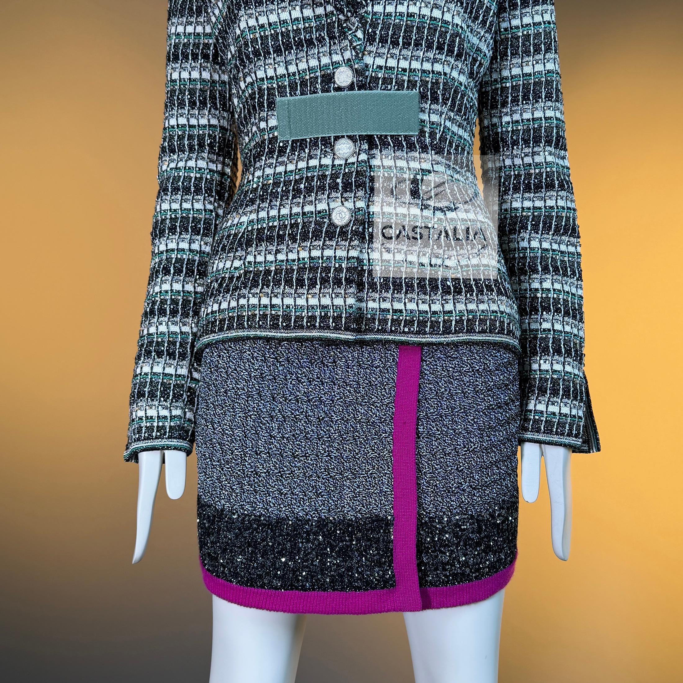 CHANEL Techno-Chic-Jacke mit CC-Juwel-Applikationen 36 FR im Angebot 8