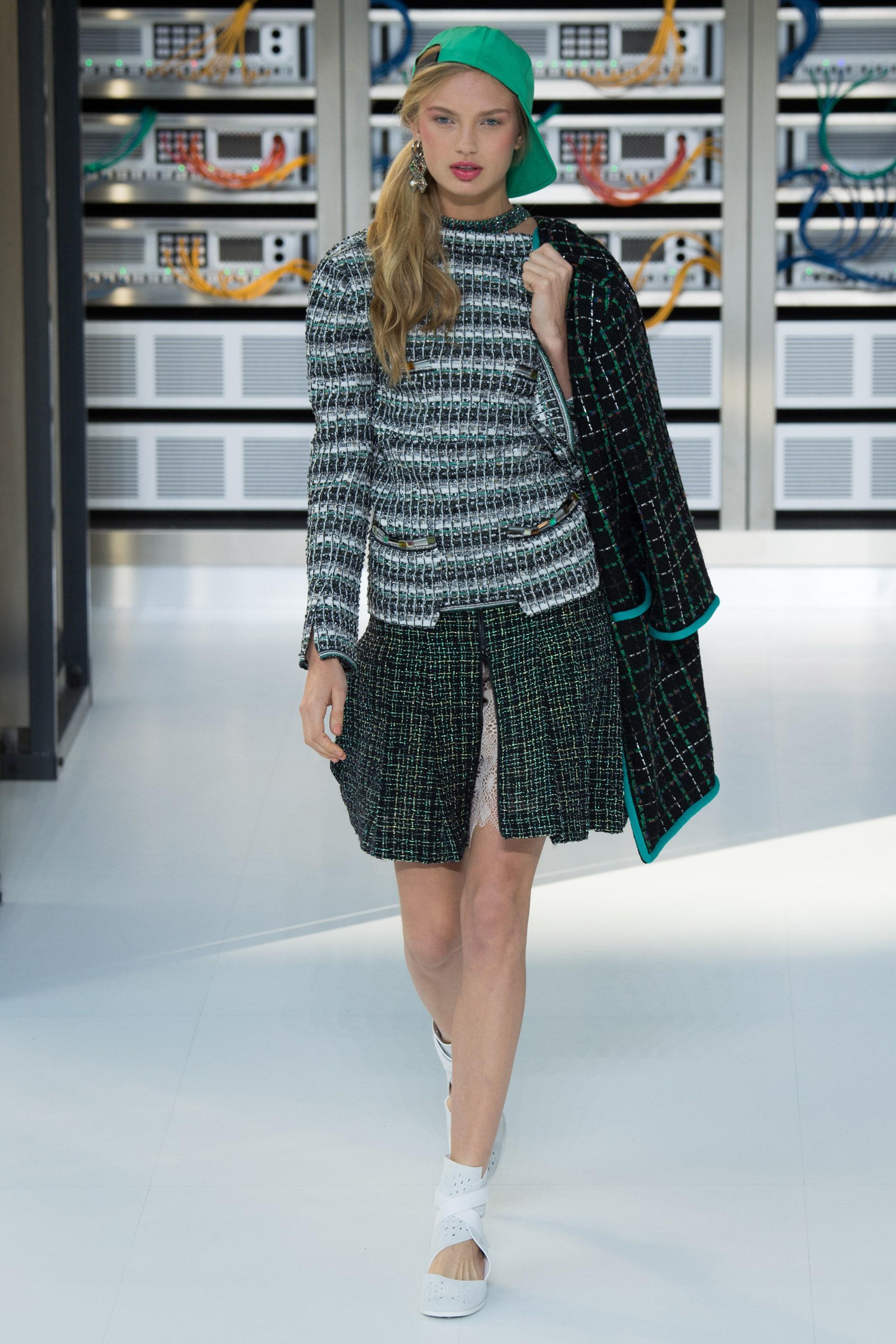 CHANEL Schimmernde Laufstegjacke mit CC Jewel Cubes 
- 