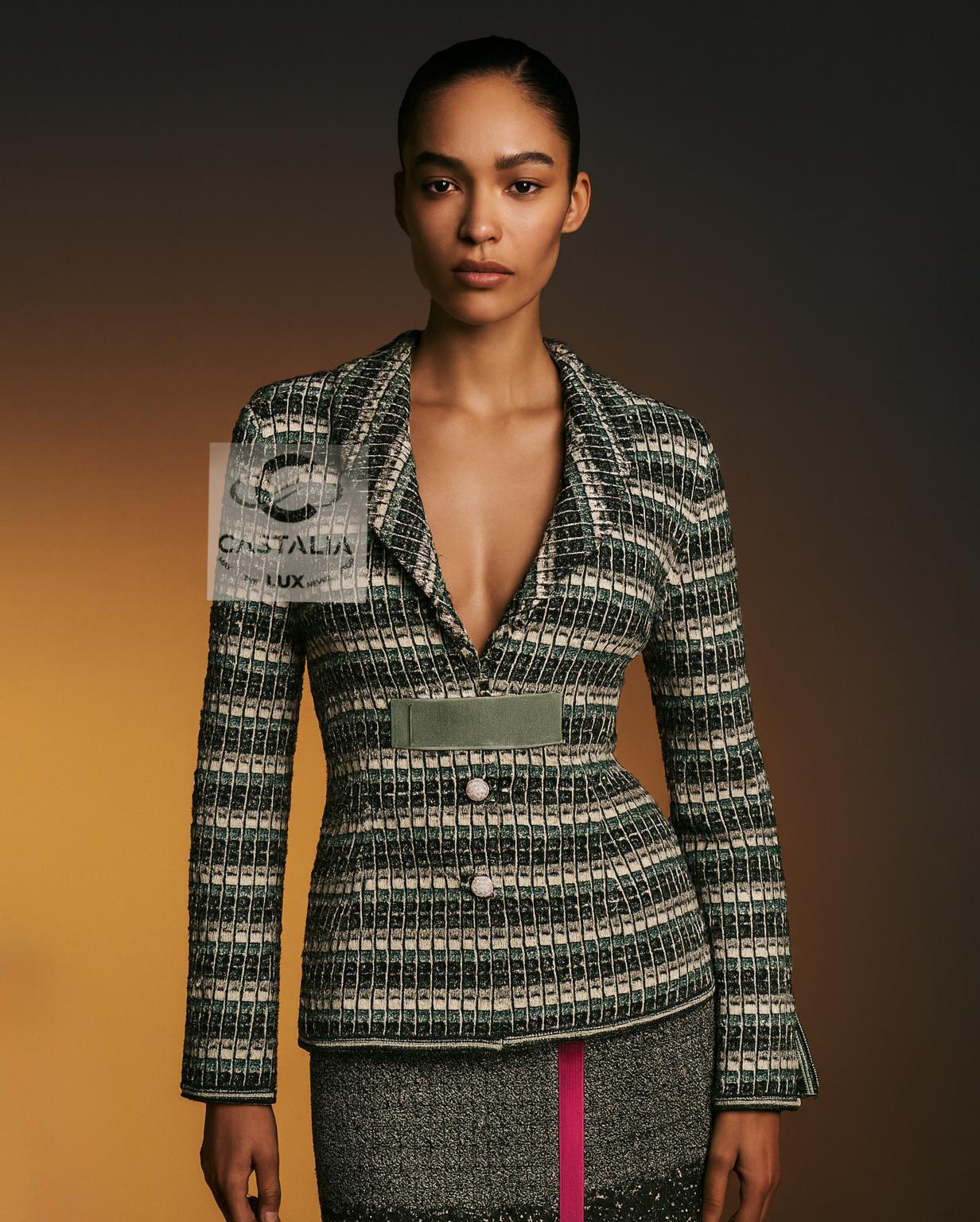 CHANEL Techno-Chic-Jacke mit CC-Juwel-Applikationen 36 FR (Schwarz) im Angebot