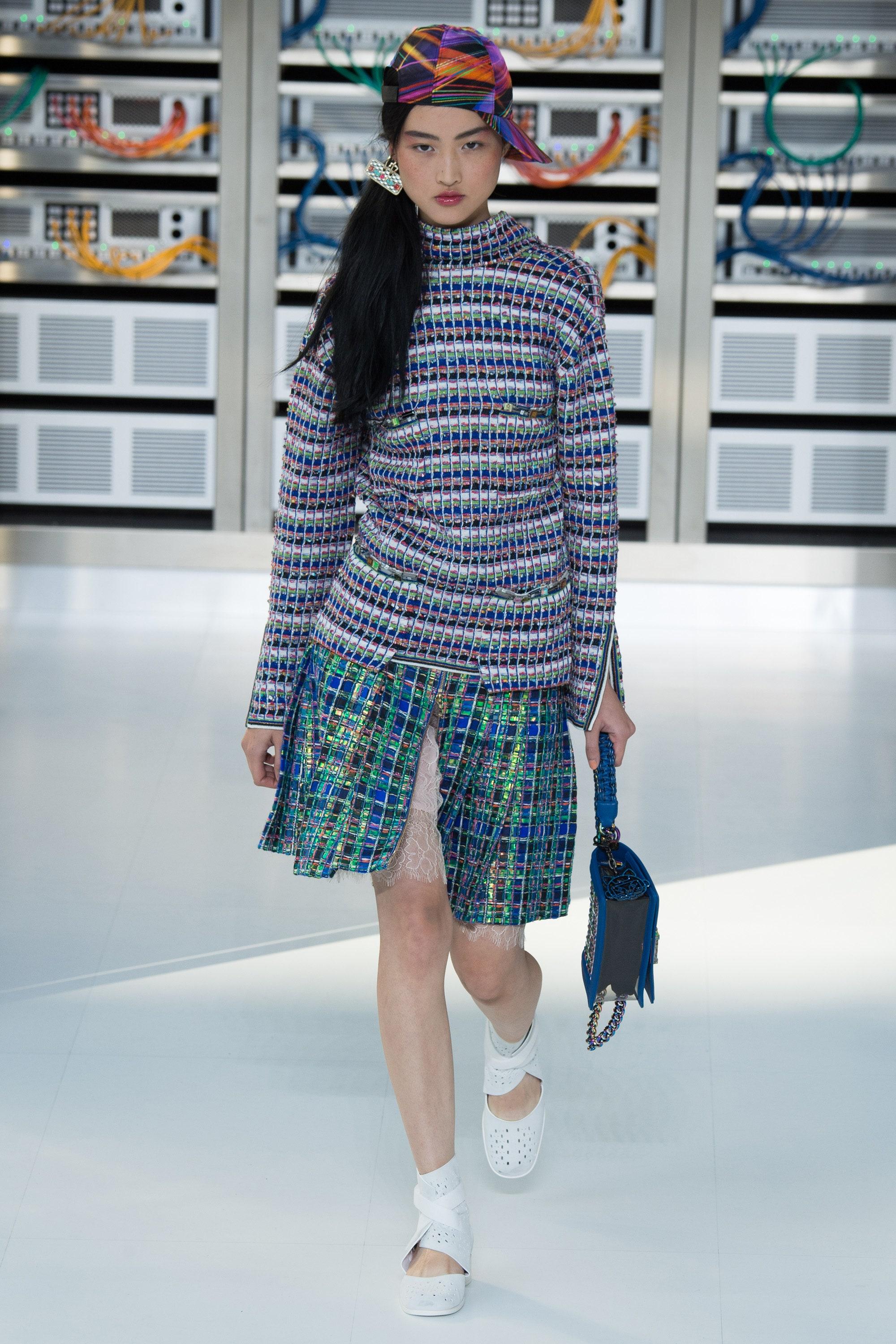 CHANEL Techno-Chic-Jacke mit CC-Juwel-Applikationen 36 FR im Zustand „Neu“ im Angebot in Dubai, AE