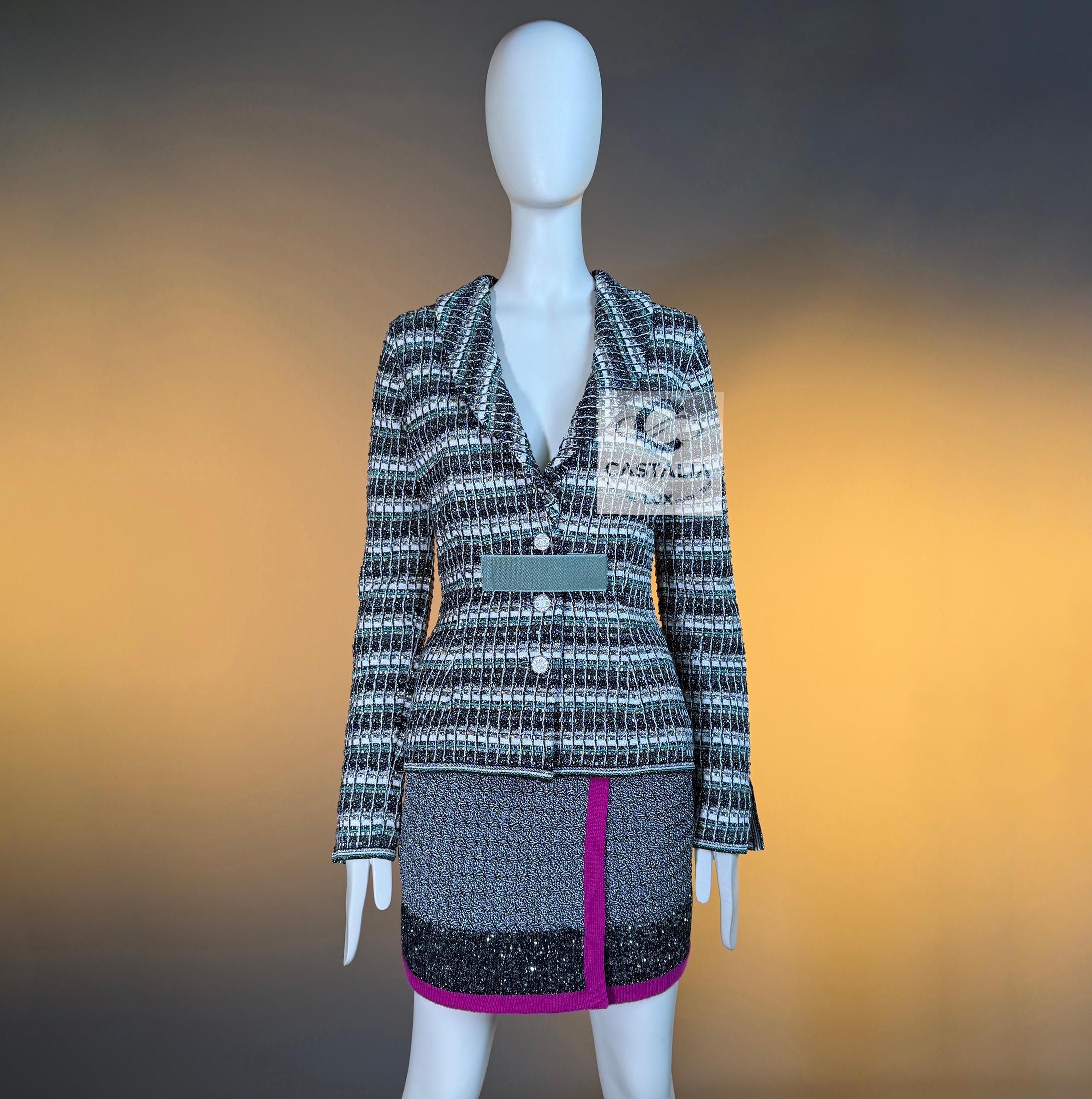 CHANEL Techno-Chic-Jacke mit CC-Juwel-Applikationen 36 FR im Angebot 2