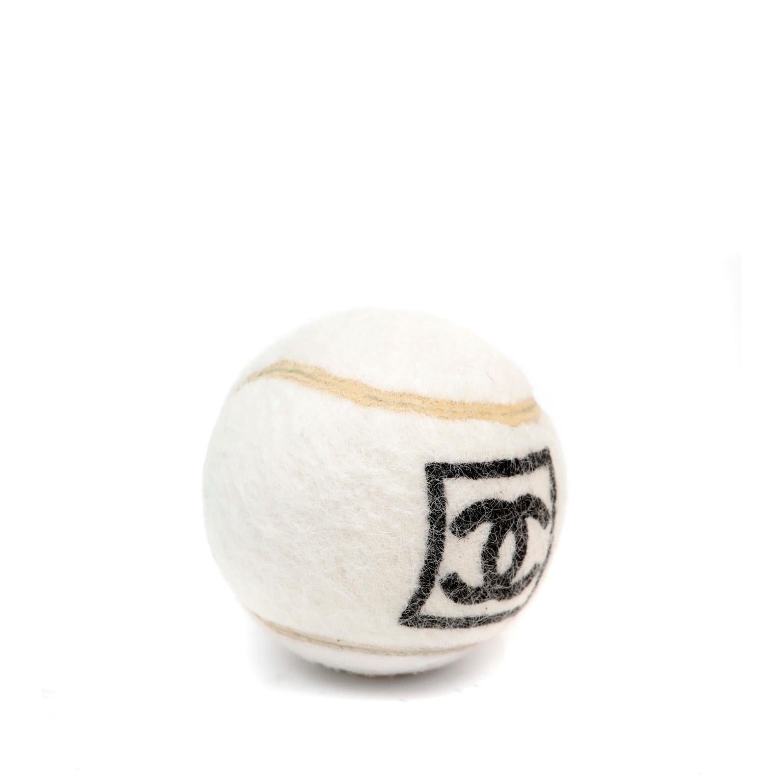 Dieser authentische Chanel Tennisball ist in tadellosem, unbenutztem Zustand.  Collection'S 2017.  Weiß mit schwarzem, ineinander greifendem CC-Logo. 

PBF 11850