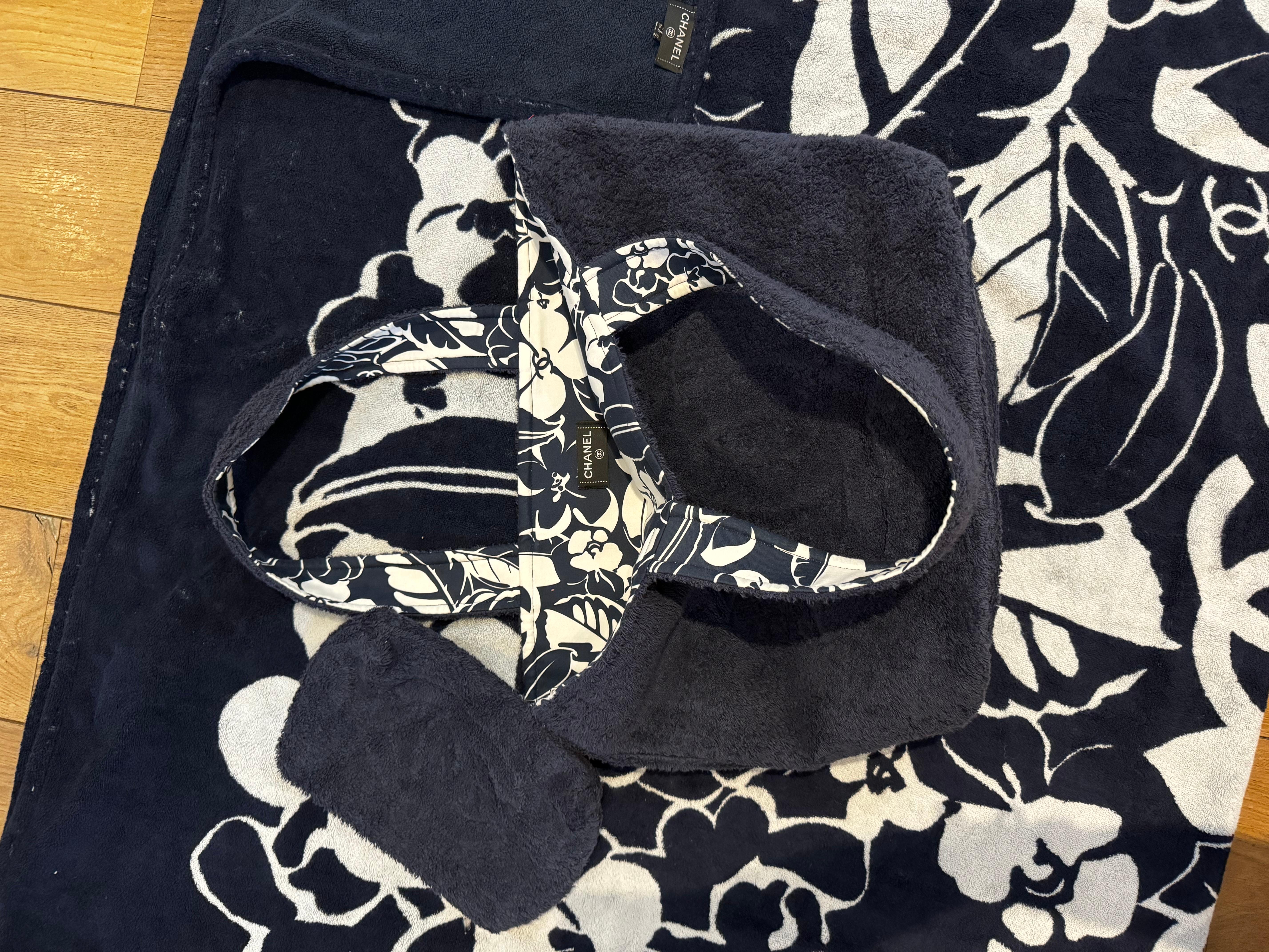 Chanel terry cc tote bag with towel and pouch In New Condition For Sale In London, England