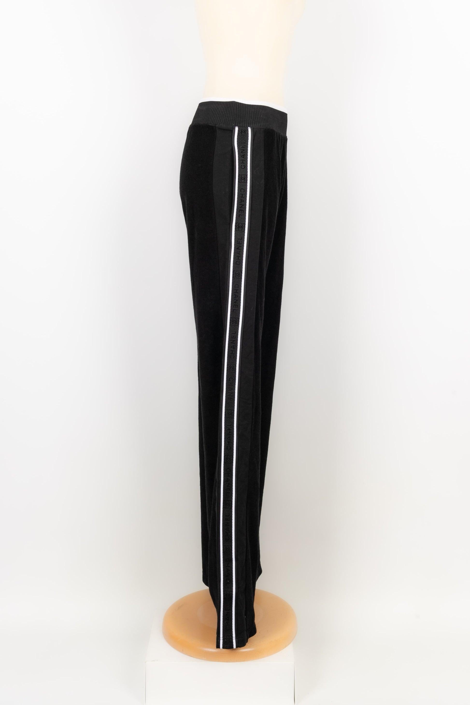Chanel - Terry cloth pants with an elasticated strip at the waist. No size nor composition label, it fits a 36FR.

Additional information:
Condition: Very good condition
Dimensions: Waist: 30 cm - Length: 110 cm

Seller Reference: FJ15
