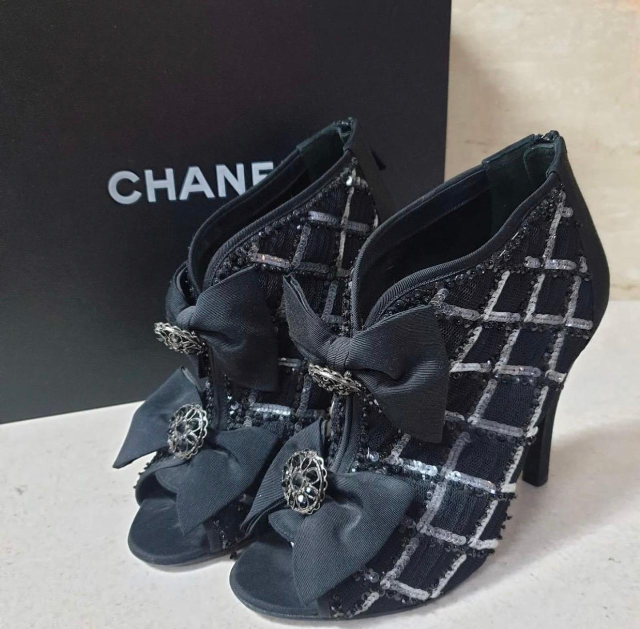 Chanel Textile Open Toe Booties

From 2009.

Excellent condition.

No original packaging.